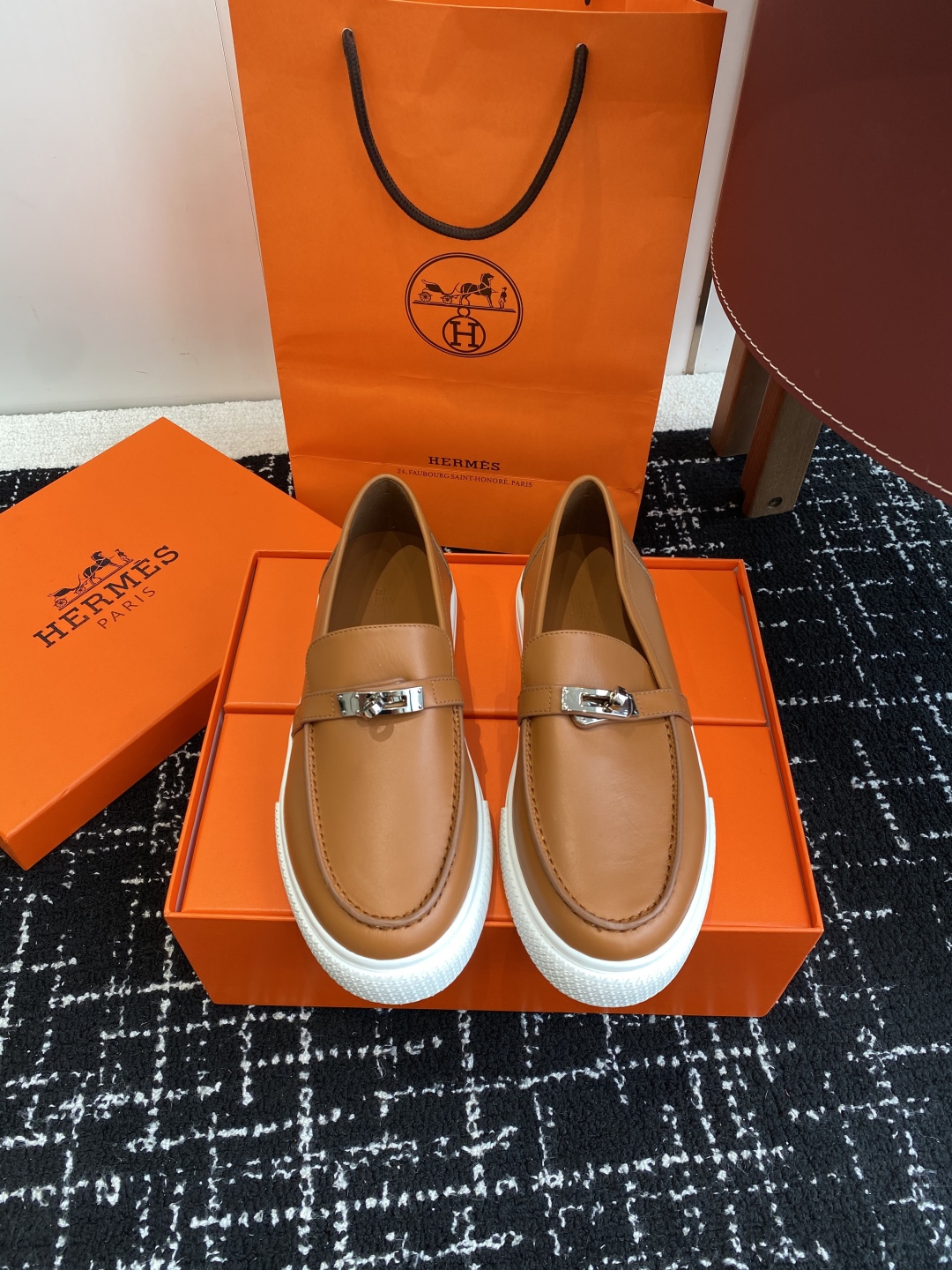 代购级
Hermes 爱马仕经典H 情侣款 乐福鞋 经久不衰 休闲 简约风格免系带休闲运动鞋

舒适 休