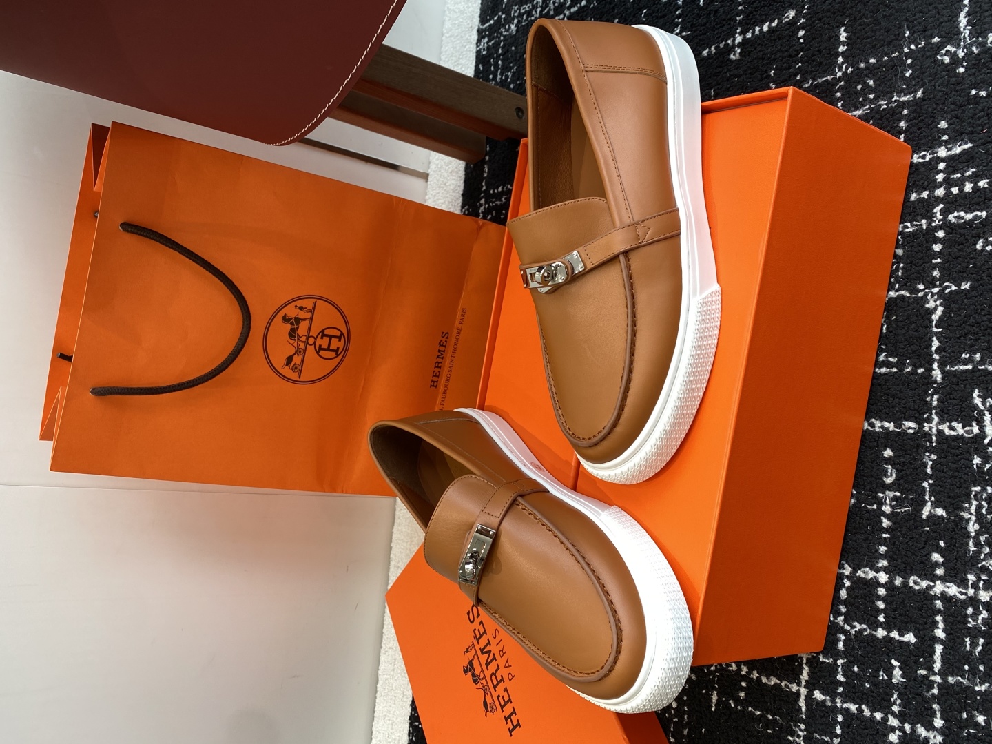 代购级
Hermes 爱马仕经典H 情侣款 乐福鞋 经久不衰 休闲 简约风格免系带休闲运动鞋

舒适 休