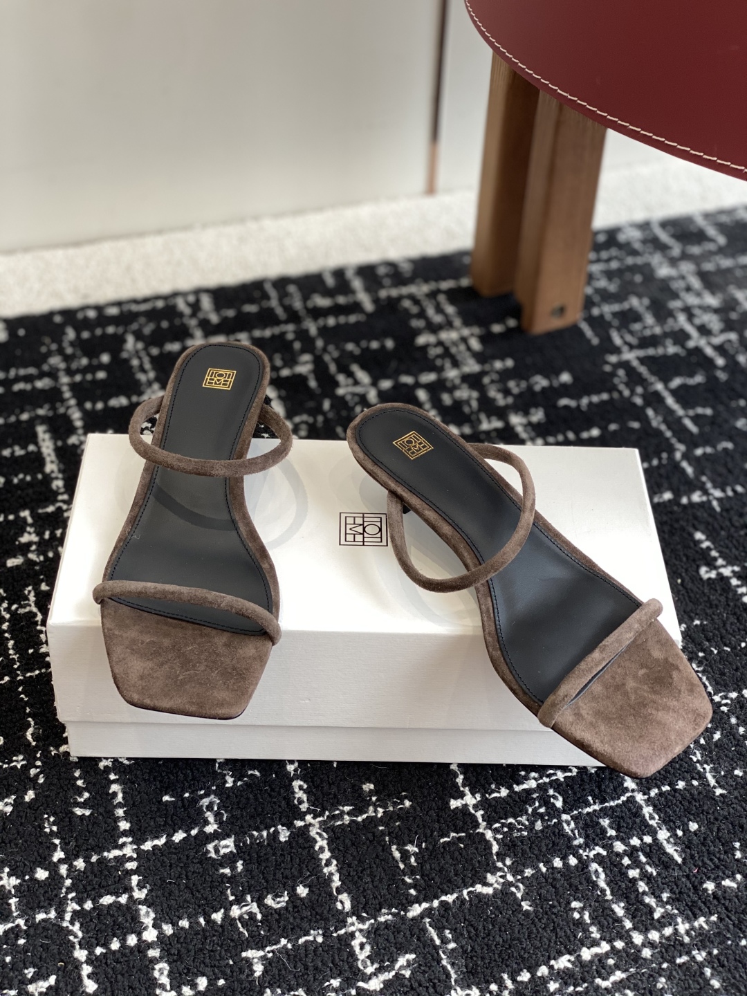东莞代购级
Toteme 25/春夏新品 极简 猫跟拖鞋 

简约的冷淡风 复古又百搭！穿在脚上  质感