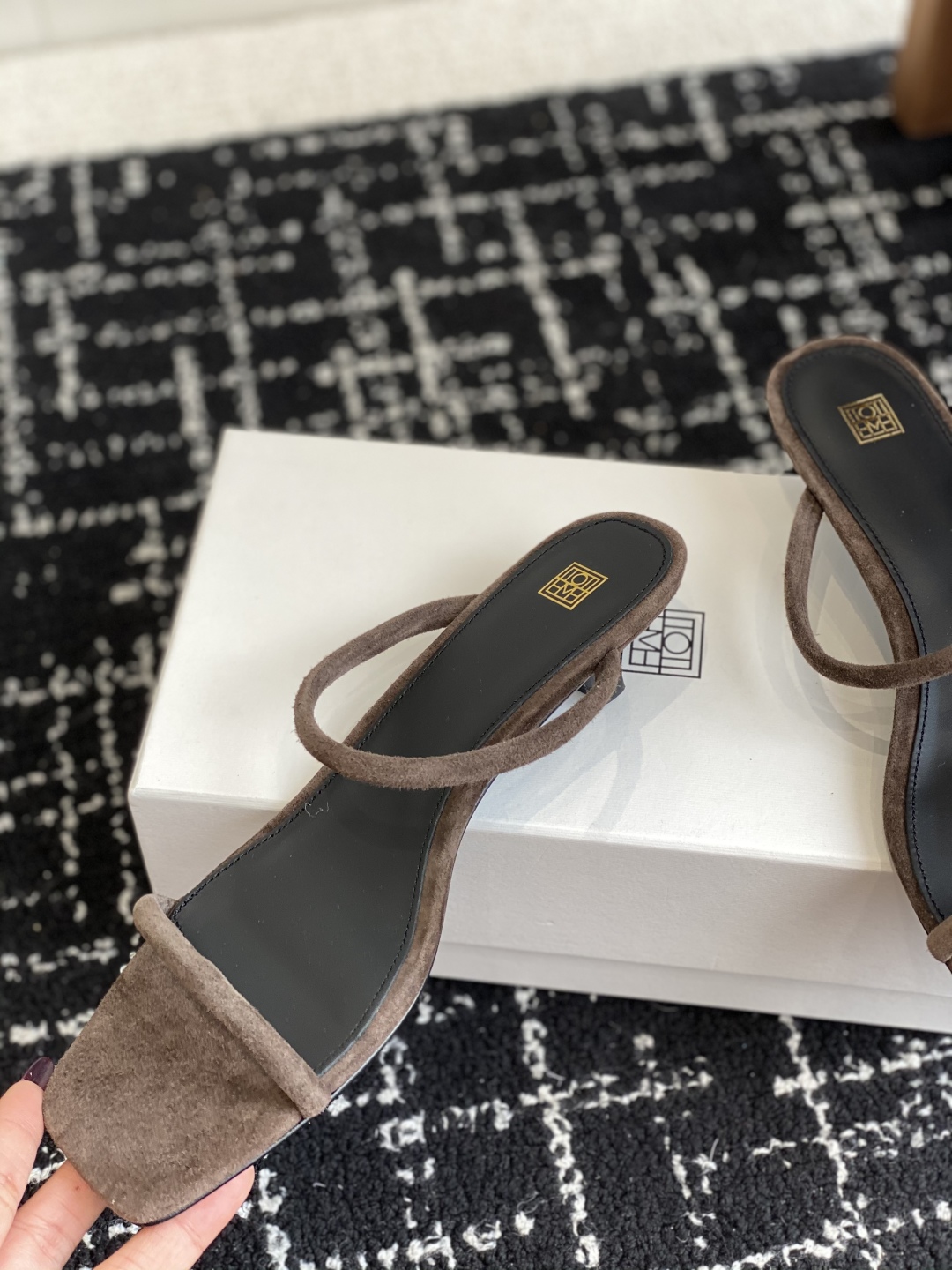 东莞代购级
Toteme 25/春夏新品 极简 猫跟拖鞋 

简约的冷淡风 复古又百搭！穿在脚上  质感