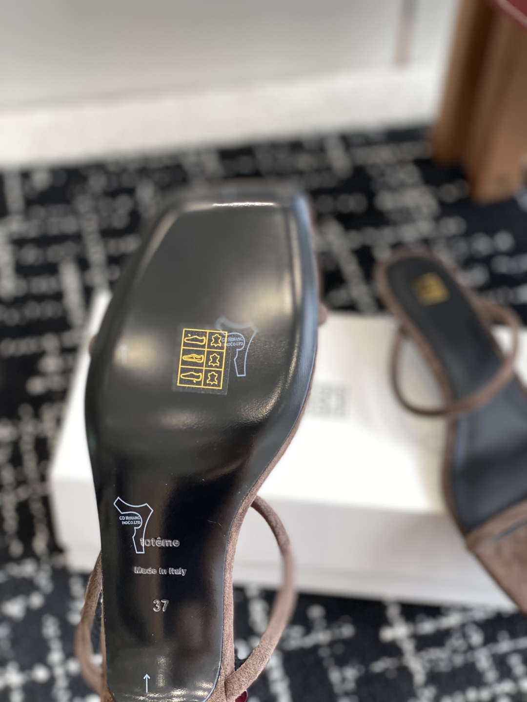 东莞代购级
Toteme 25/春夏新品 极简 猫跟拖鞋 

简约的冷淡风 复古又百搭！穿在脚上  质感