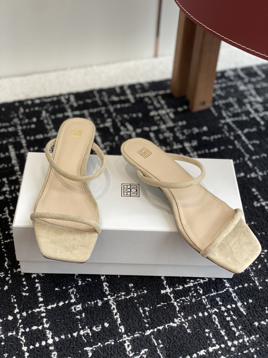 东莞代购级
Toteme 25/春夏新品 极简 猫跟拖鞋 

简约的冷淡风 复古又百搭！穿在脚上  质感