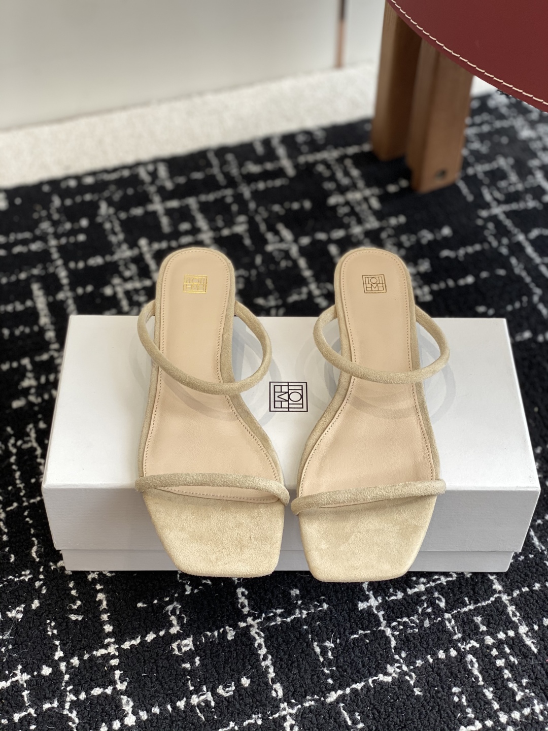 东莞代购级
Toteme 25/春夏新品 极简 猫跟拖鞋 

简约的冷淡风 复古又百搭！穿在脚上  质感
