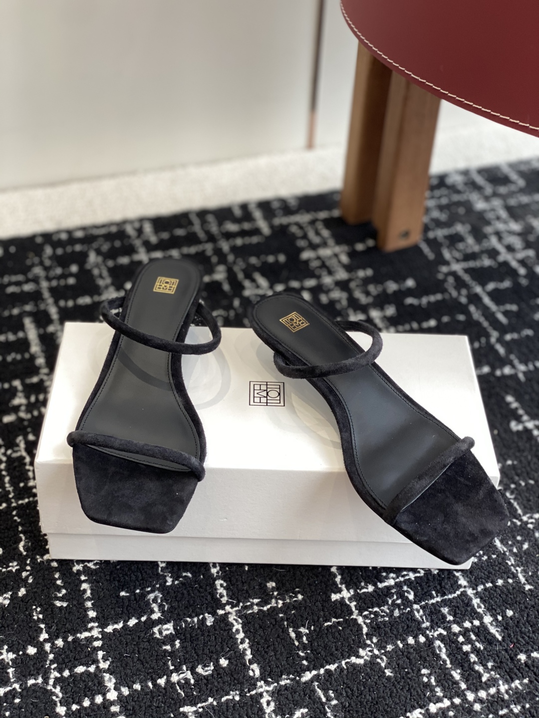 东莞代购级
Toteme 25/春夏新品 极简 猫跟拖鞋 

简约的冷淡风 复古又百搭！穿在脚上  质感