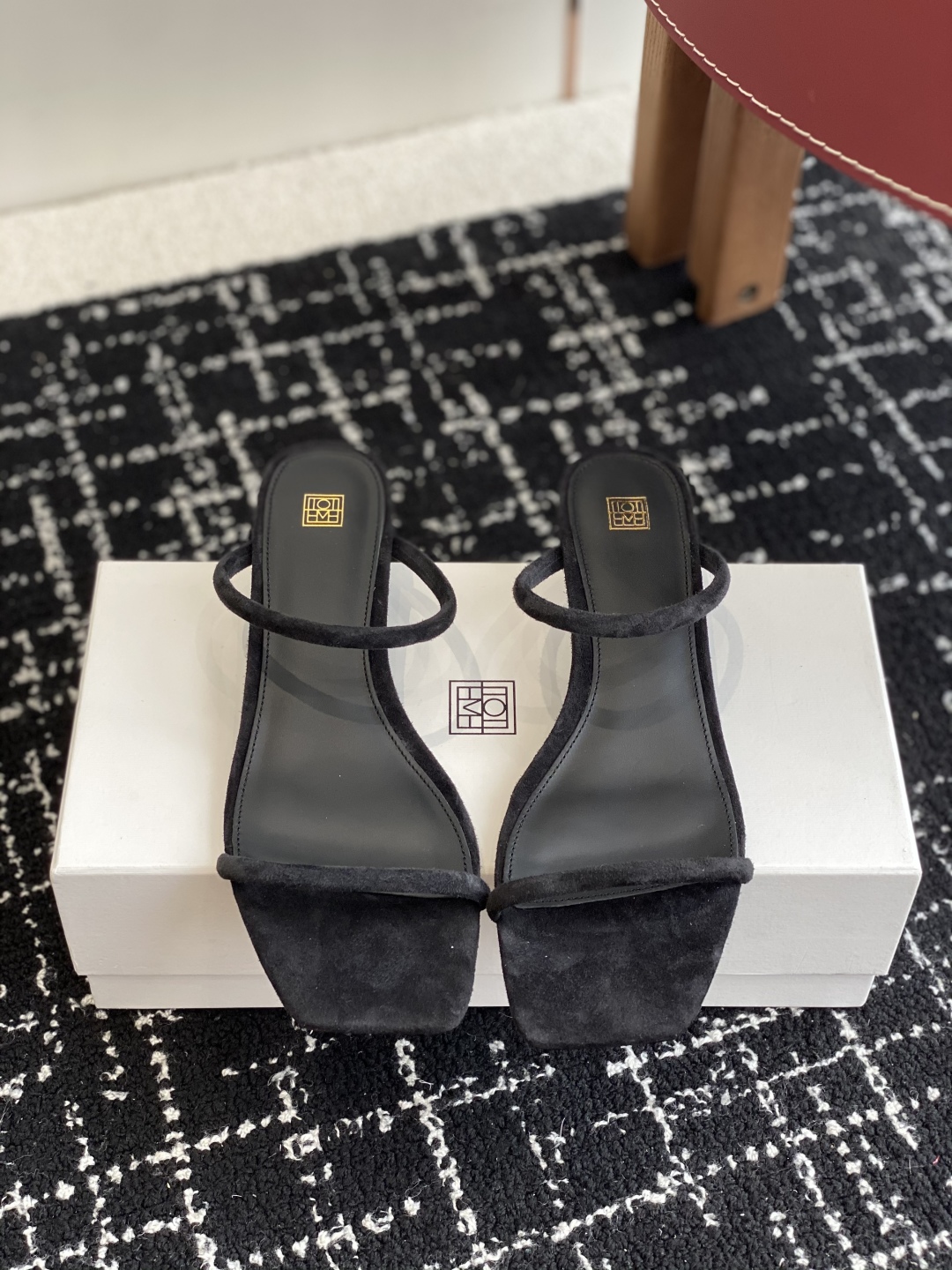 东莞代购级
Toteme 25/春夏新品 极简 猫跟拖鞋 

简约的冷淡风 复古又百搭！穿在脚上  质感