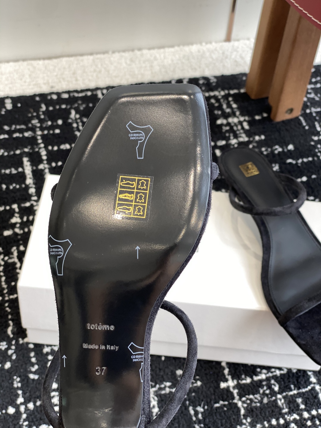 东莞代购级
Toteme 25/春夏新品 极简 猫跟拖鞋 

简约的冷淡风 复古又百搭！穿在脚上  质感