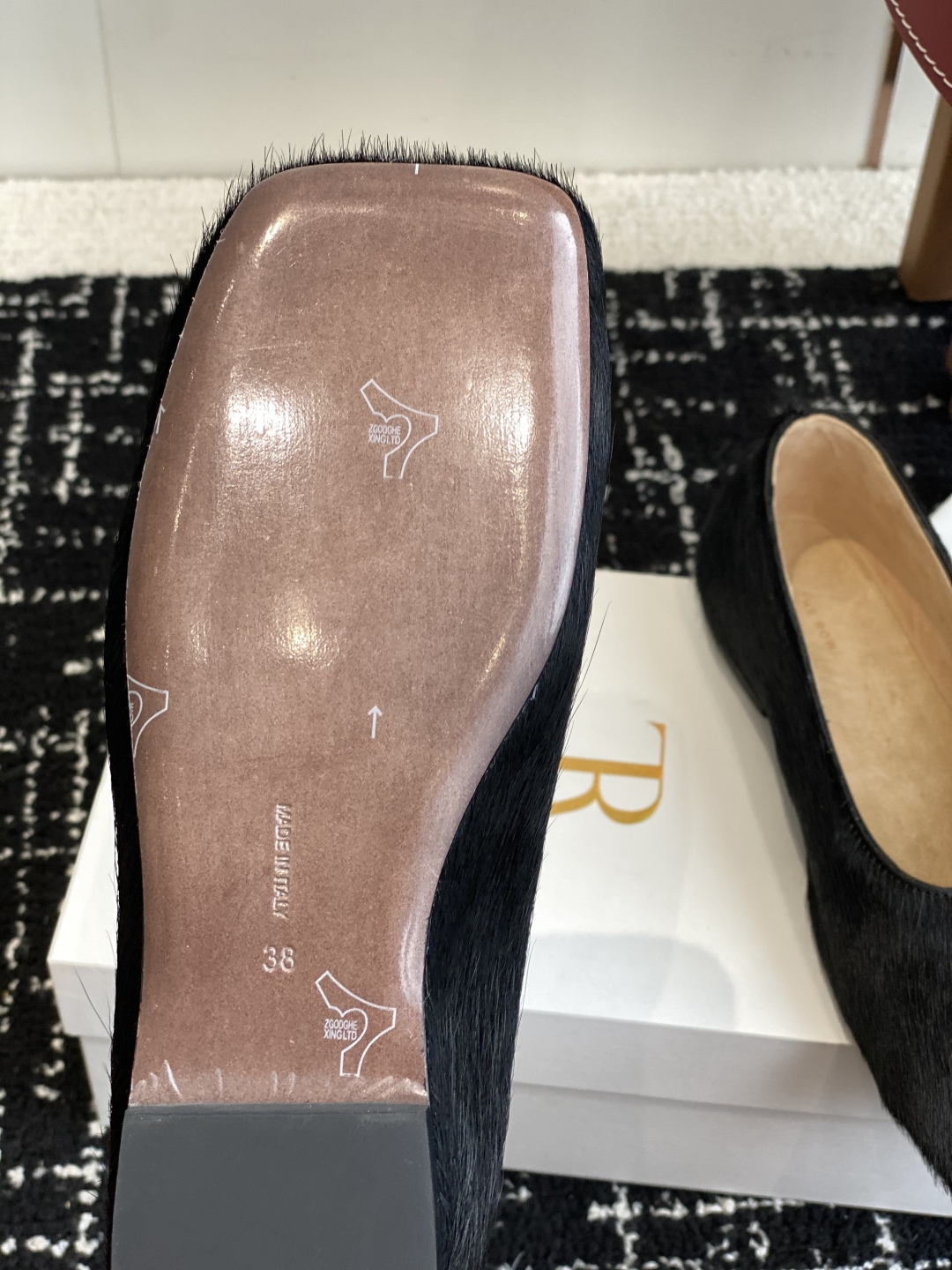 东莞代购级
The Row 新款方头浅口穆勒马毛单鞋

说到极简风格，Row家的设计总是让人信赖，简单又