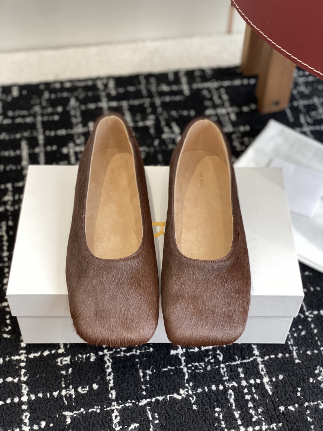 东莞代购级
The Row 新款方头浅口穆勒马毛单鞋
说到极简风格,Row家的设计总是让人信赖,简单又