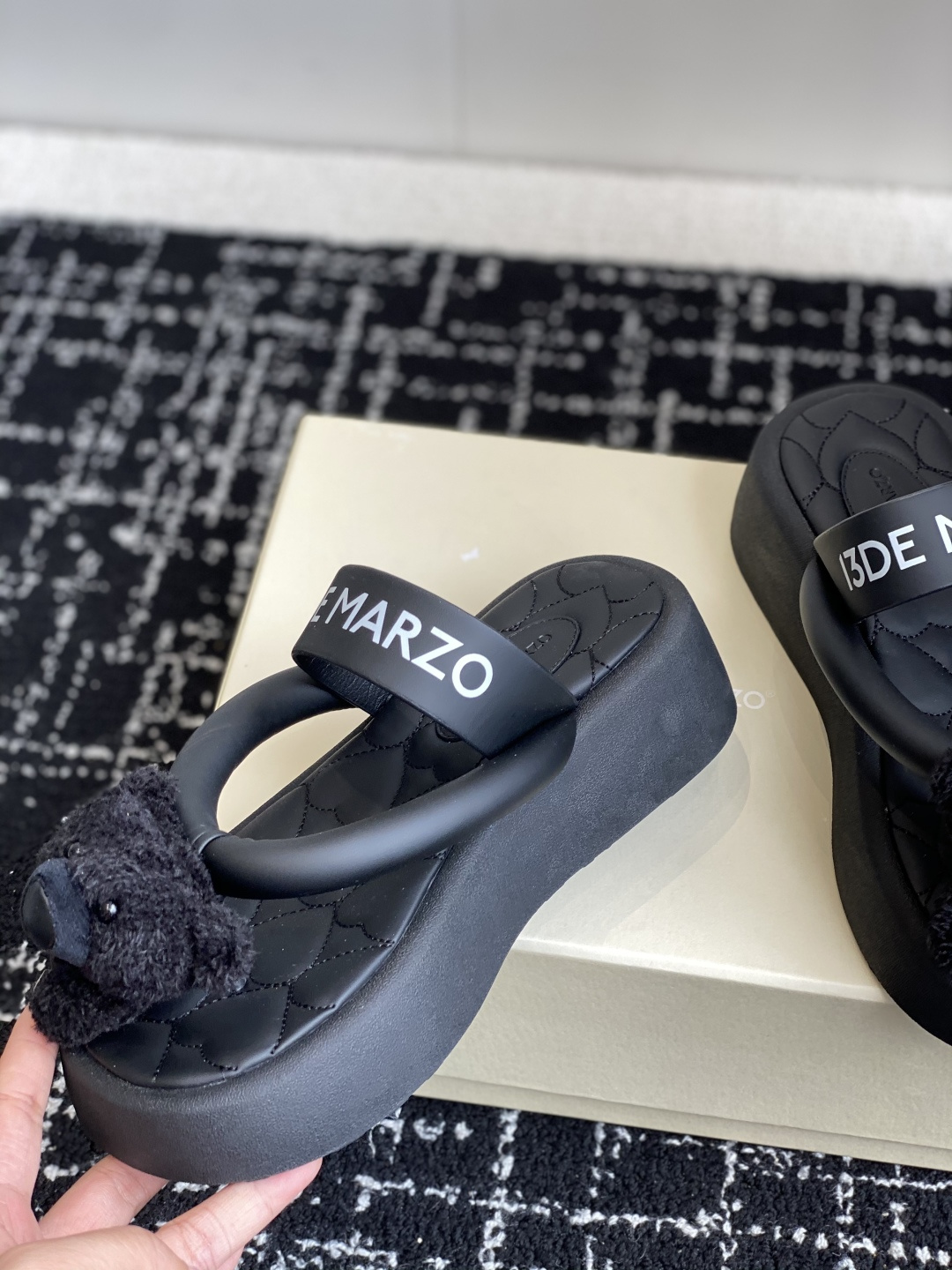 代购级
13DE MARZO 25ss 小熊春夏新款人字拖时尚

增高凉拖百搭外穿夹脚拖鞋 13dema