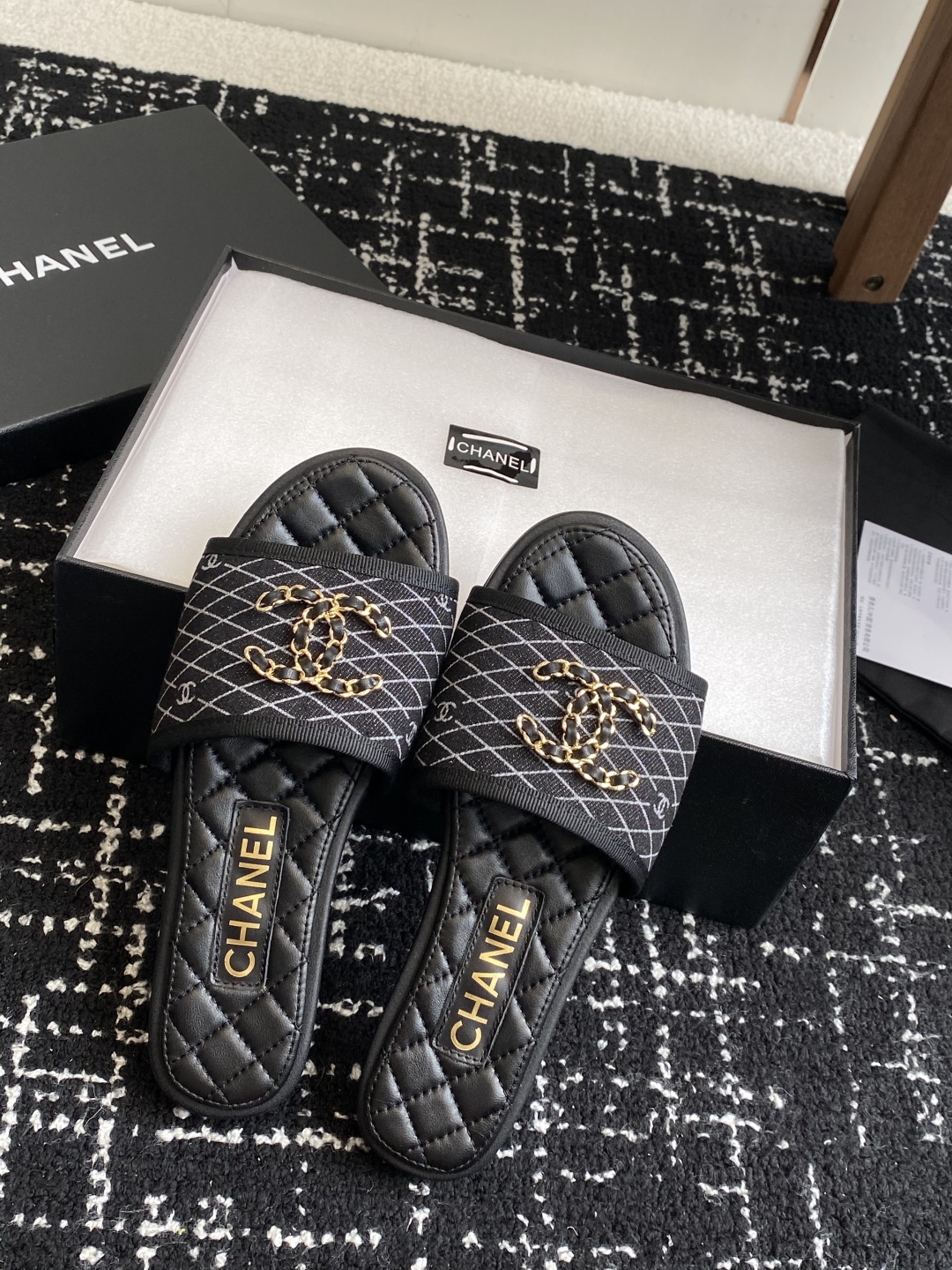 代购级
Chanel 小香 25ss 春夏新品度假 懒人拖 鞋

小香的一款全新设计 鞋面原版开模特殊布