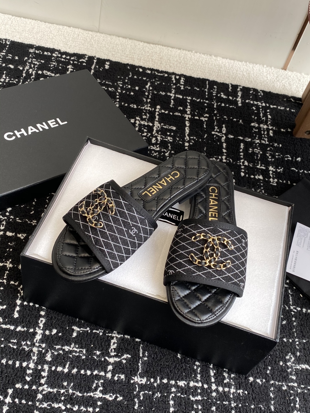 代购级
Chanel 小香 25ss 春夏新品度假 懒人拖 鞋

小香的一款全新设计 鞋面原版开模特殊布