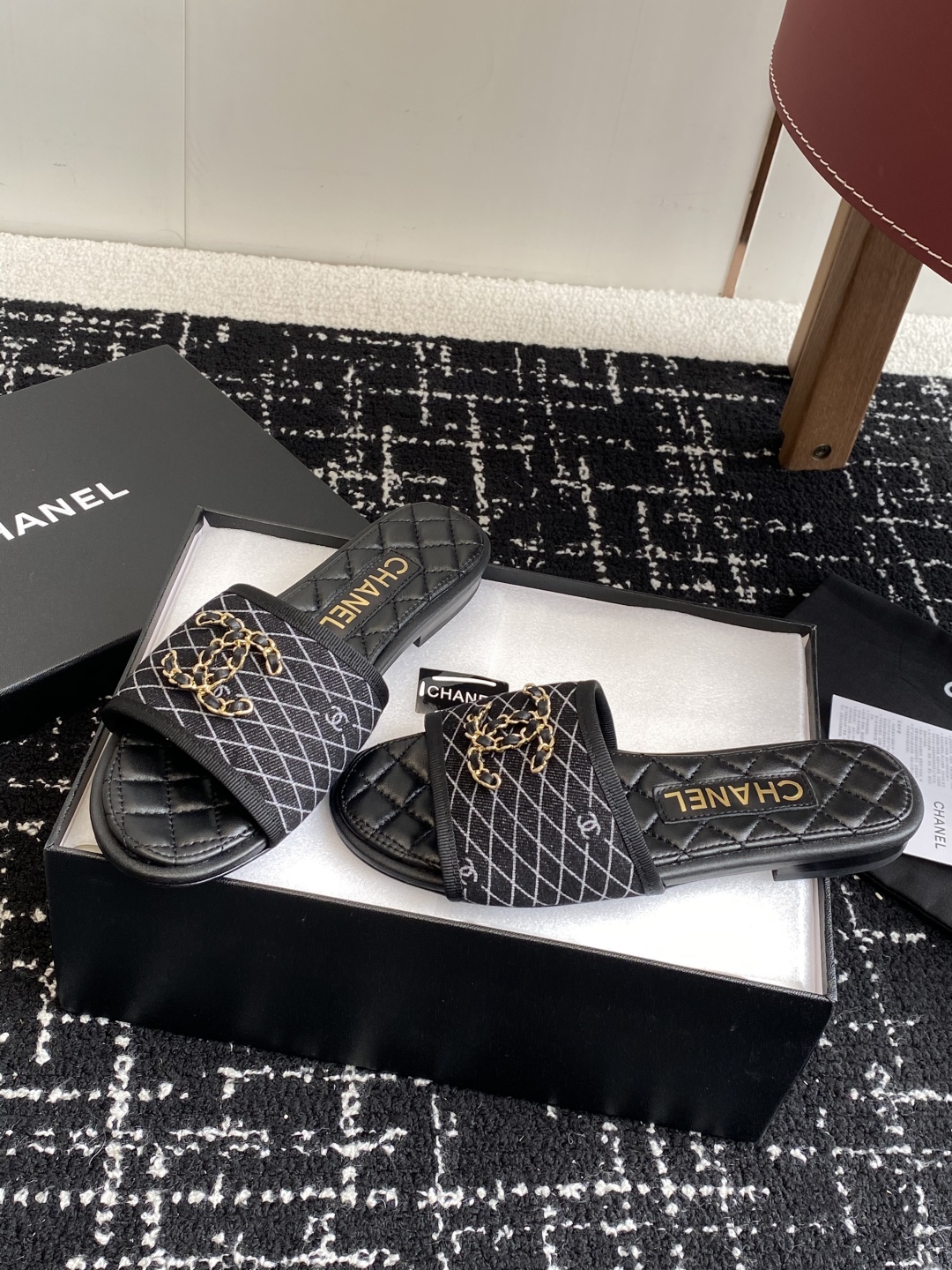 代购级
Chanel 小香 25ss 春夏新品度假 懒人拖 鞋

小香的一款全新设计 鞋面原版开模特殊布