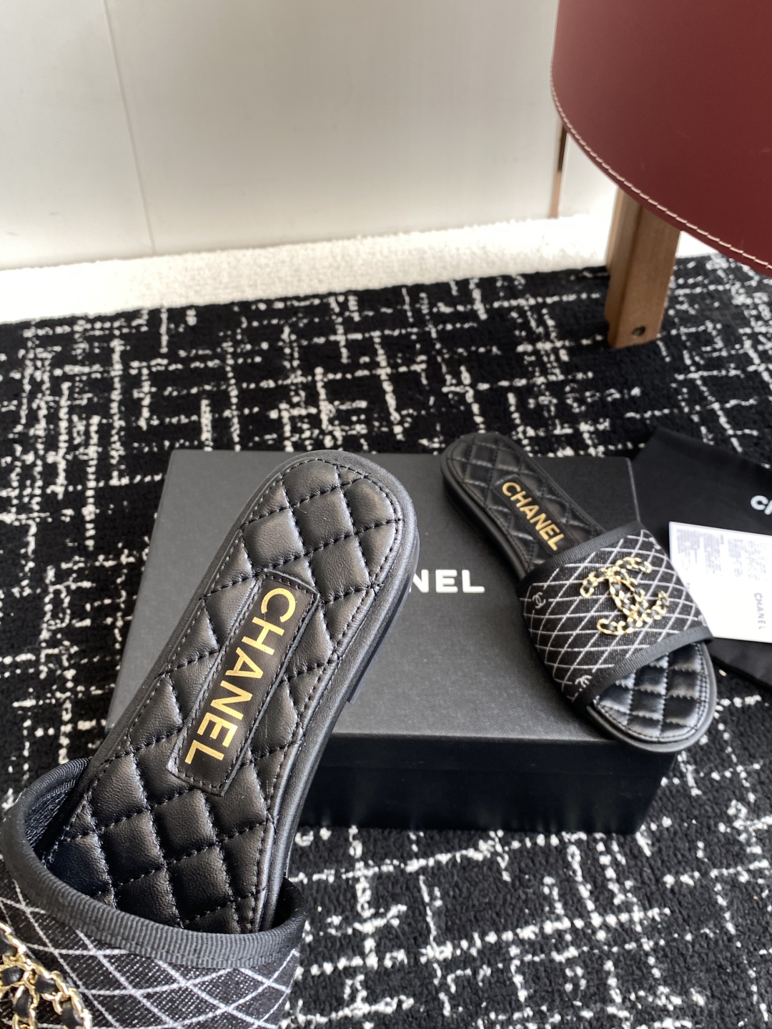 代购级
Chanel 小香 25ss 春夏新品度假 懒人拖 鞋

小香的一款全新设计 鞋面原版开模特殊布