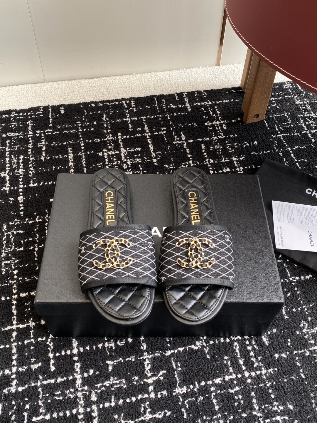 代购级
Chanel 小香 25ss 春夏新品度假 懒人拖 鞋

小香的一款全新设计 鞋面原版开模特殊布