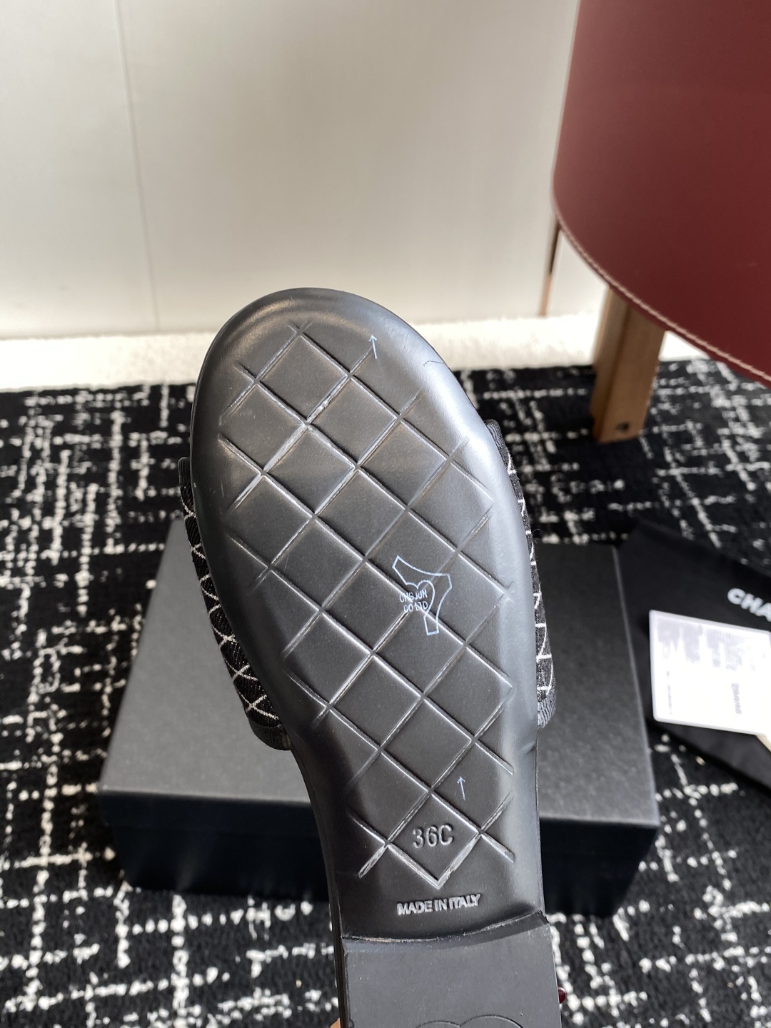 代购级
Chanel 小香 25ss 春夏新品度假 懒人拖 鞋

小香的一款全新设计 鞋面原版开模特殊布