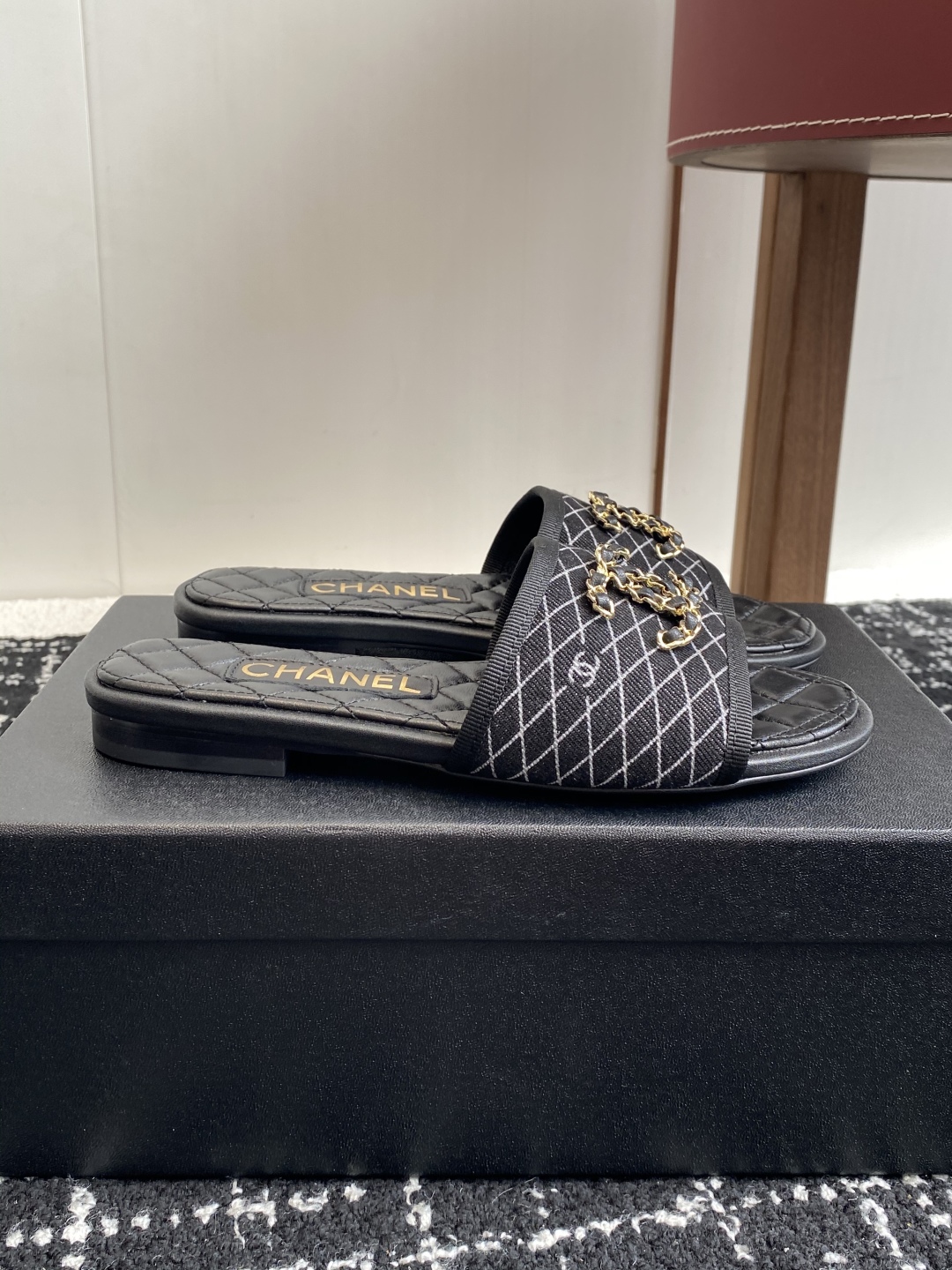 代购级
Chanel 小香 25ss 春夏新品度假 懒人拖 鞋

小香的一款全新设计 鞋面原版开模特殊布