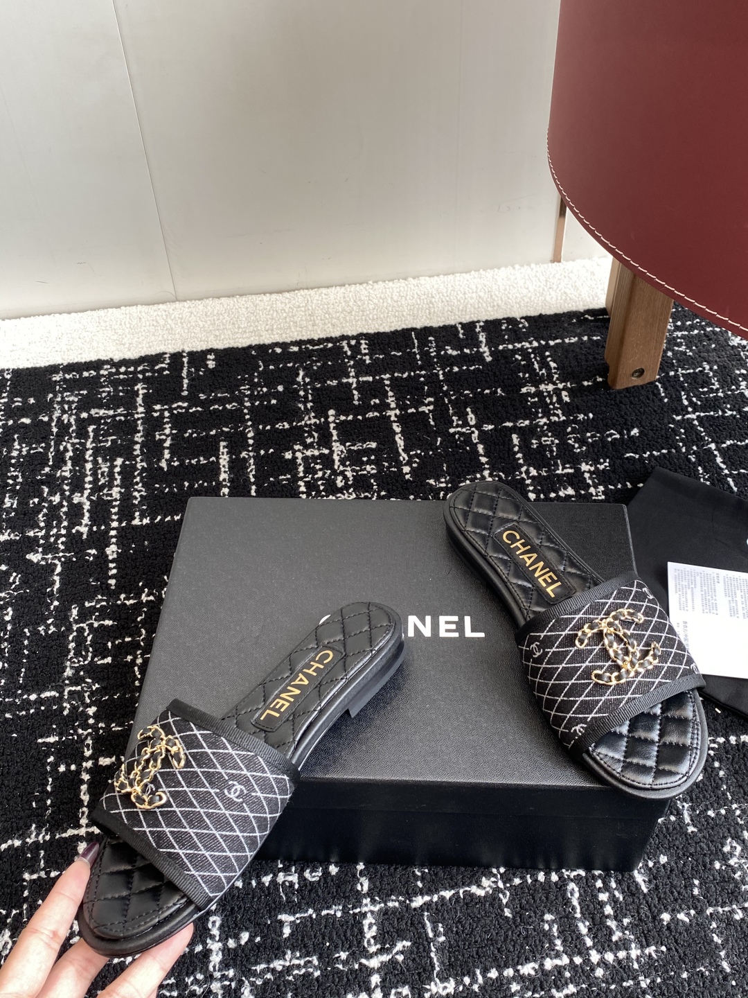 代购级
Chanel 小香 25ss 春夏新品度假 懒人拖 鞋

小香的一款全新设计 鞋面原版开模特殊布