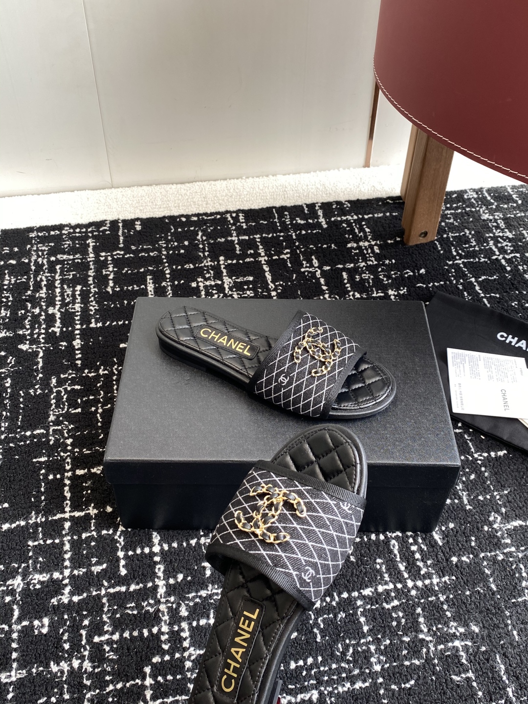 代购级
Chanel 小香 25ss 春夏新品度假 懒人拖 鞋

小香的一款全新设计 鞋面原版开模特殊布