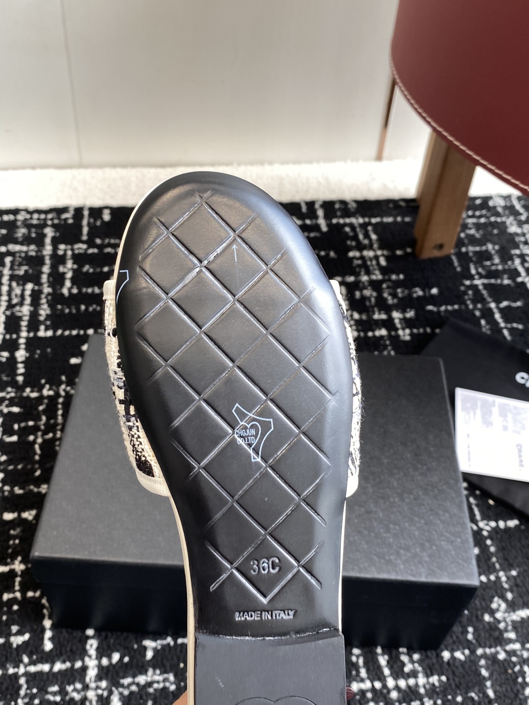 代购级
Chanel 小香 25ss 春夏新品度假 懒人拖 鞋

小香的一款全新设计 鞋面原版开模特殊布