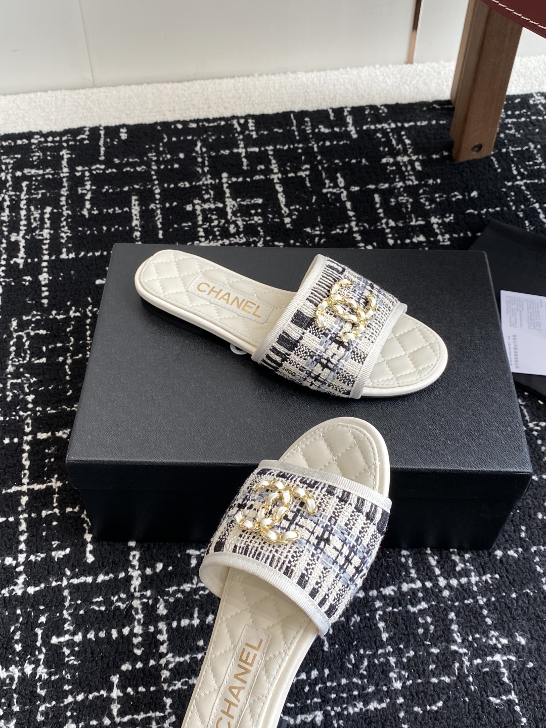 代购级
Chanel 小香 25ss 春夏新品度假 懒人拖 鞋

小香的一款全新设计 鞋面原版开模特殊布