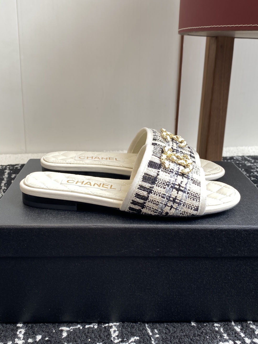 代购级
Chanel 小香 25ss 春夏新品度假 懒人拖 鞋

小香的一款全新设计 鞋面原版开模特殊布
