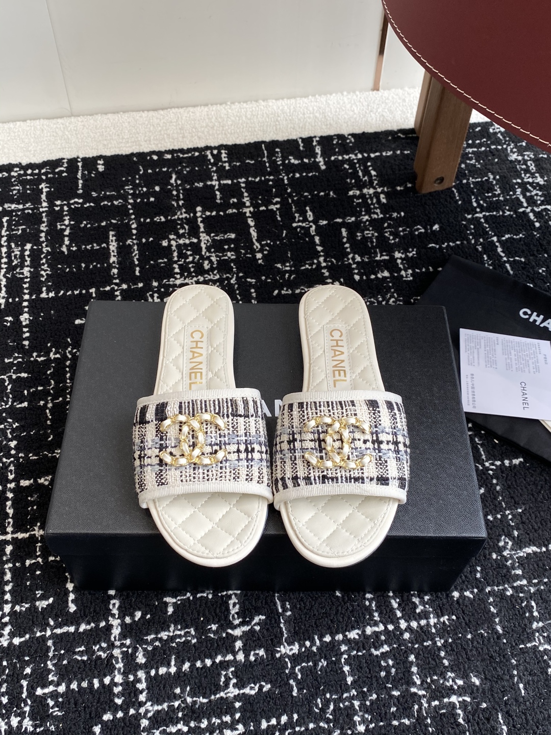 代购级
Chanel 小香 25ss 春夏新品度假 懒人拖 鞋

小香的一款全新设计 鞋面原版开模特殊布