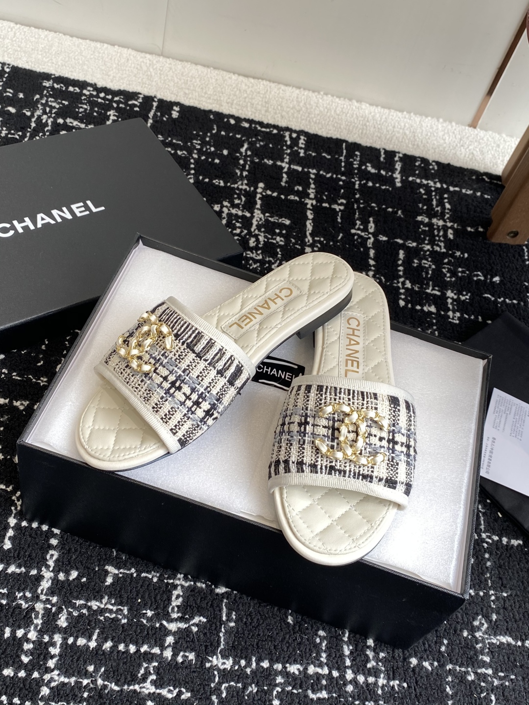 代购级
Chanel 小香 25ss 春夏新品度假 懒人拖 鞋

小香的一款全新设计 鞋面原版开模特殊布