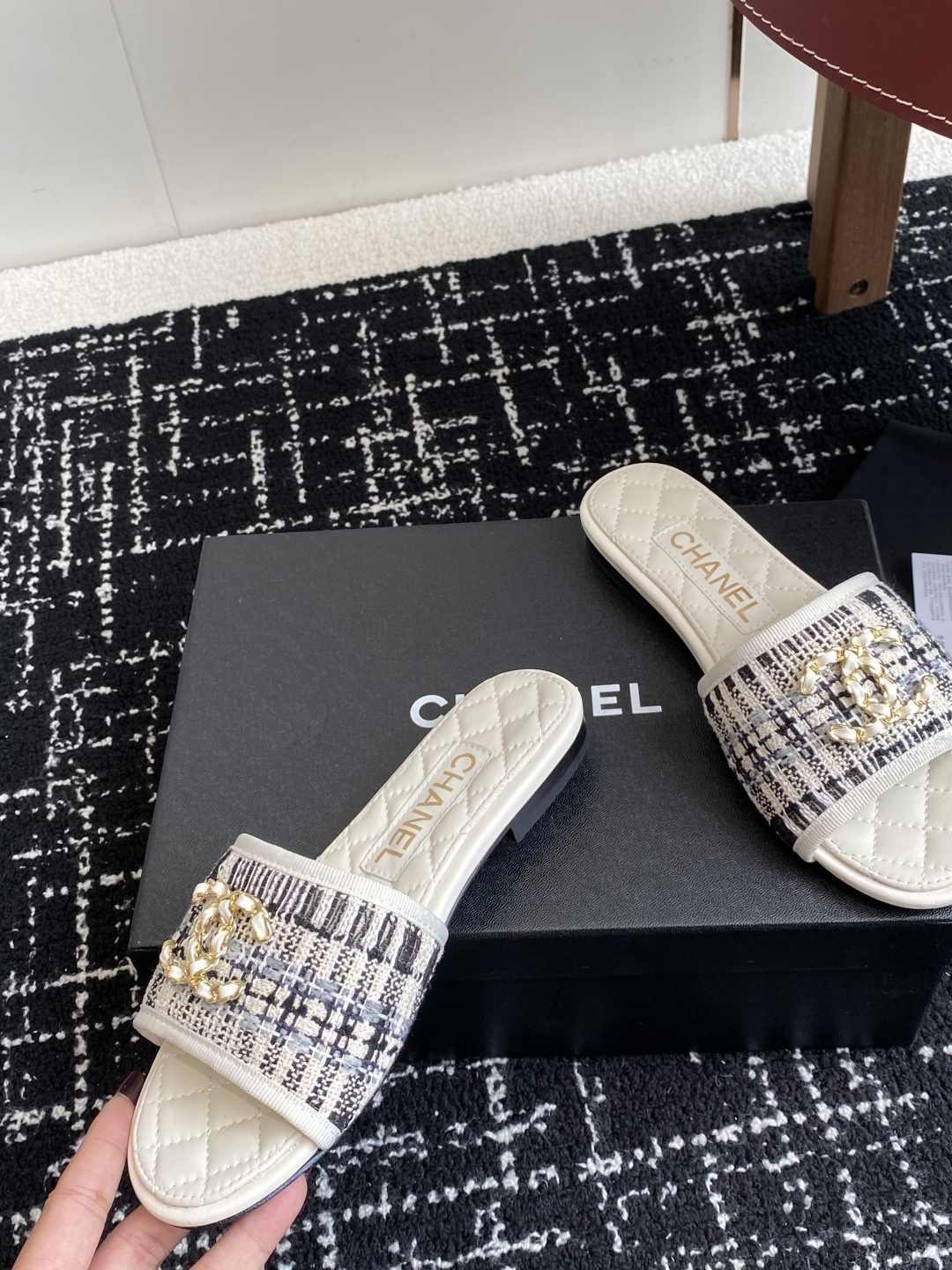 代购级
Chanel 小香 25ss 春夏新品度假 懒人拖 鞋

小香的一款全新设计 鞋面原版开模特殊布