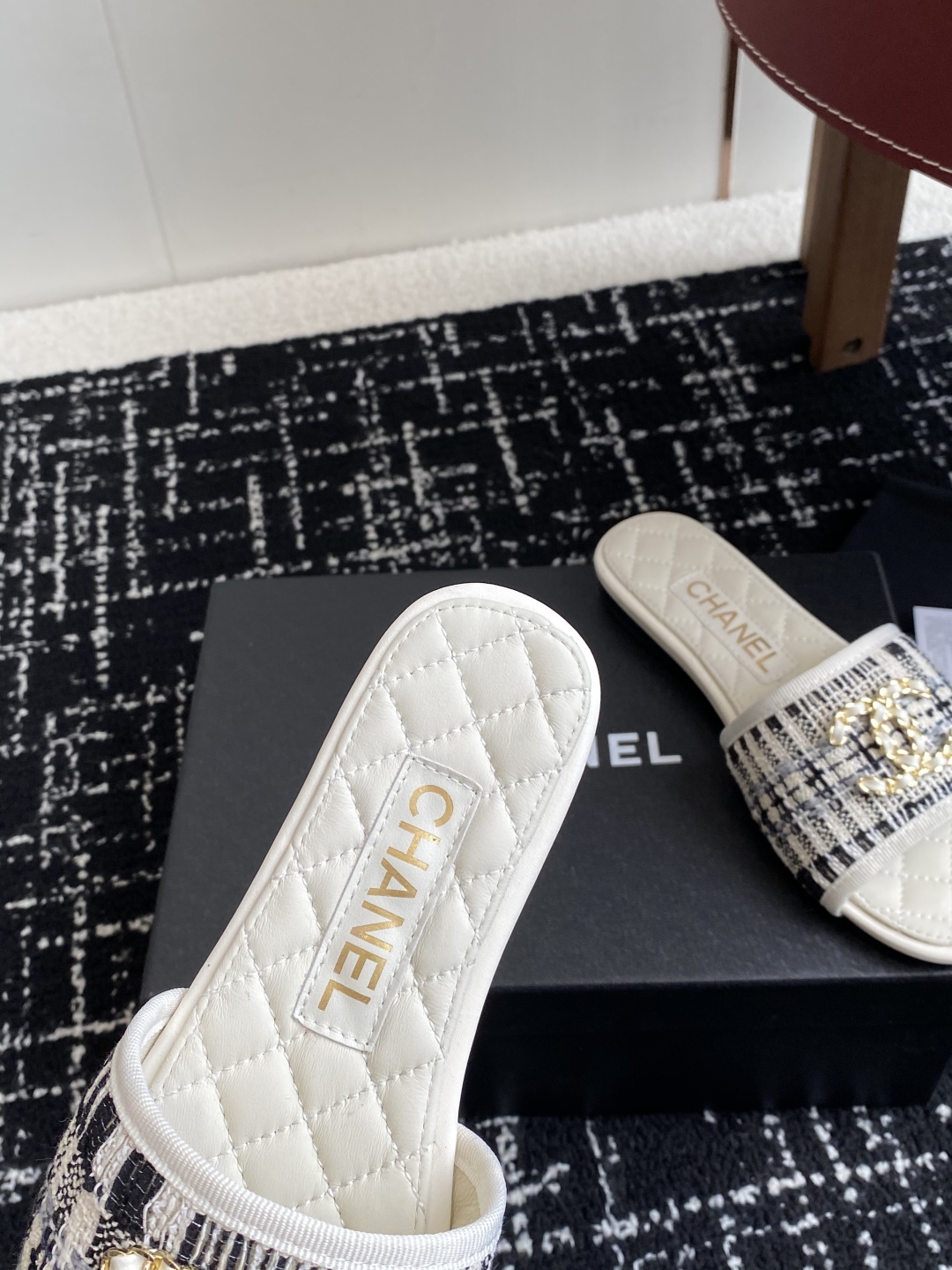 代购级
Chanel 小香 25ss 春夏新品度假 懒人拖 鞋

小香的一款全新设计 鞋面原版开模特殊布