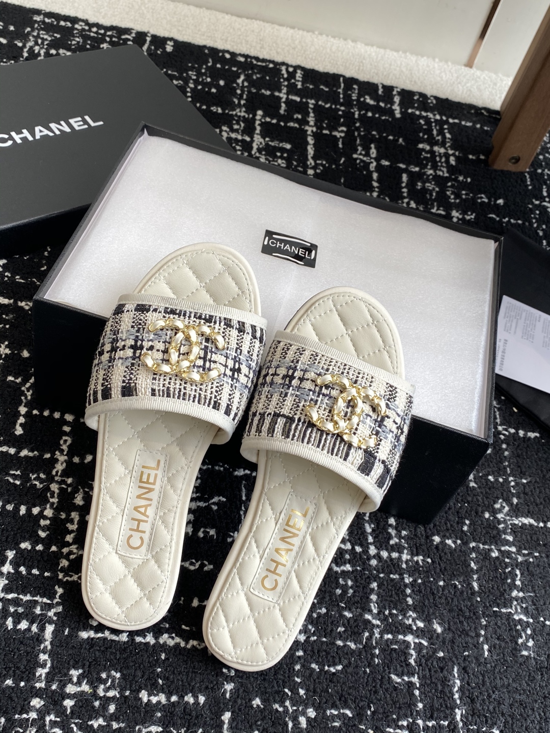 代购级
Chanel 小香 25ss 春夏新品度假 懒人拖 鞋

小香的一款全新设计 鞋面原版开模特殊布