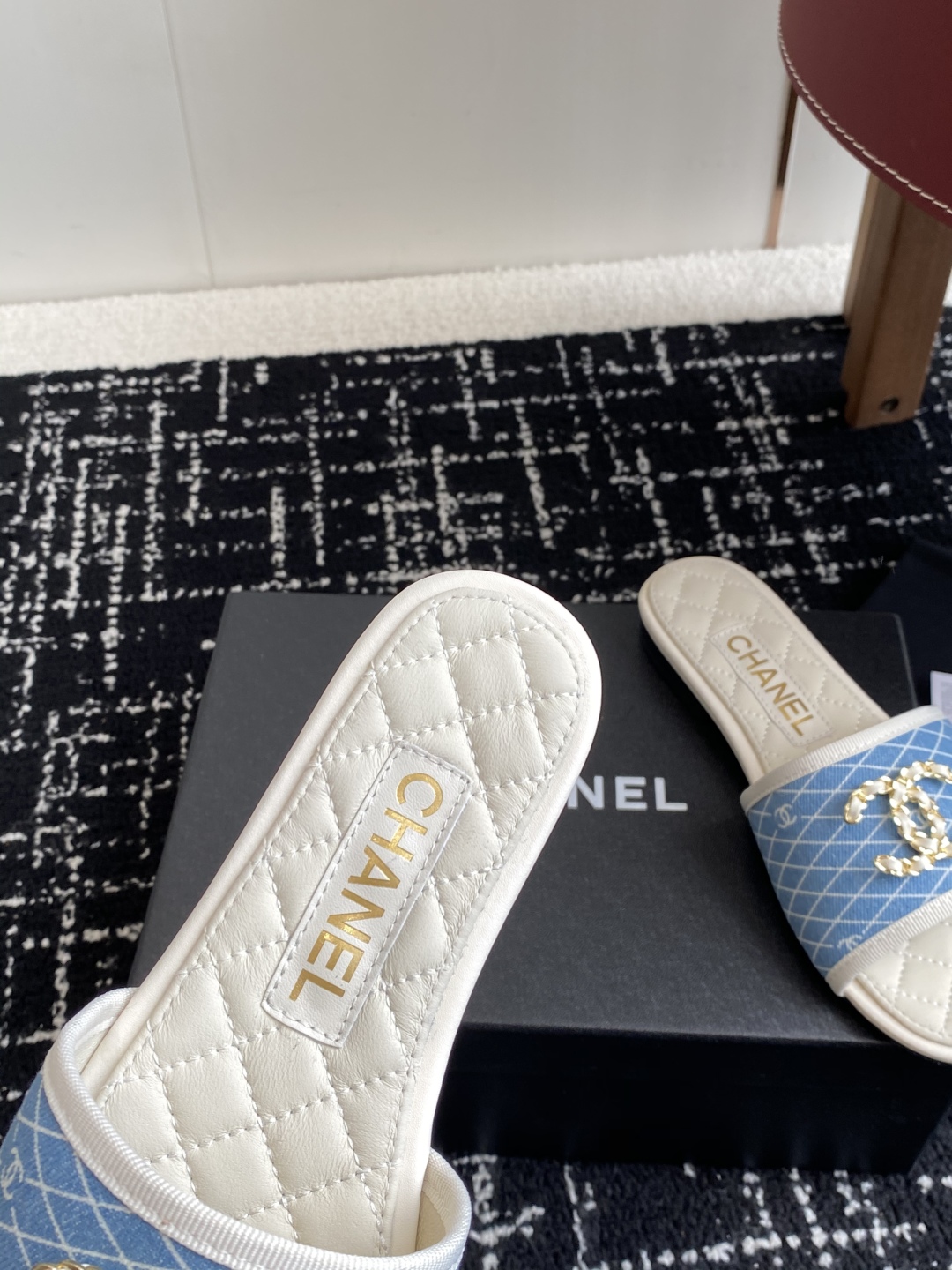 代购级
Chanel 小香 25ss 春夏新品度假 懒人拖 鞋

小香的一款全新设计 鞋面原版开模特殊布