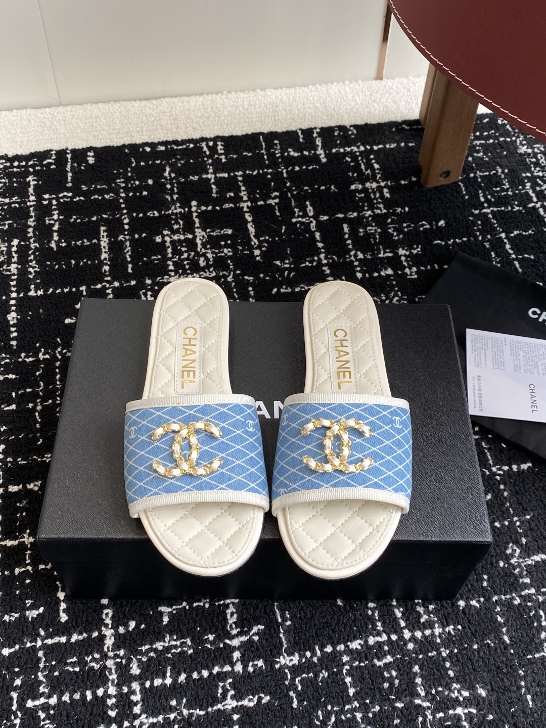 代购级
Chanel 小香 25ss 春夏新品度假 懒人拖 鞋

小香的一款全新设计 鞋面原版开模特殊布