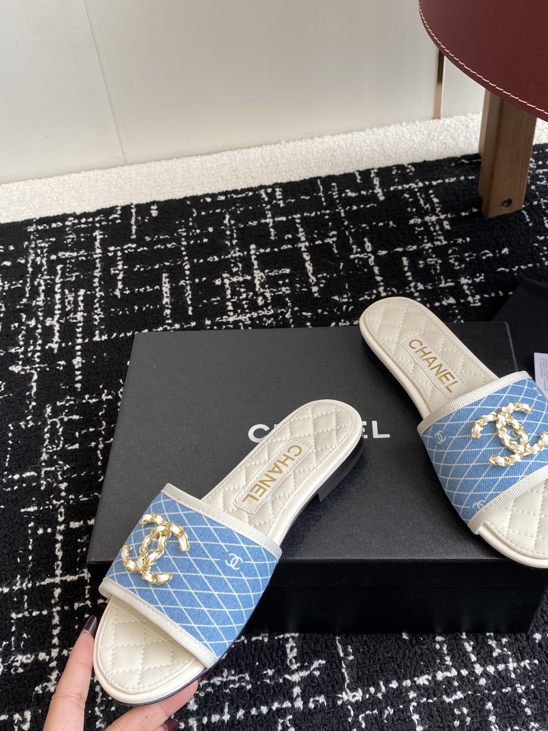 代购级
Chanel 小香 25ss 春夏新品度假 懒人拖 鞋

小香的一款全新设计 鞋面原版开模特殊布