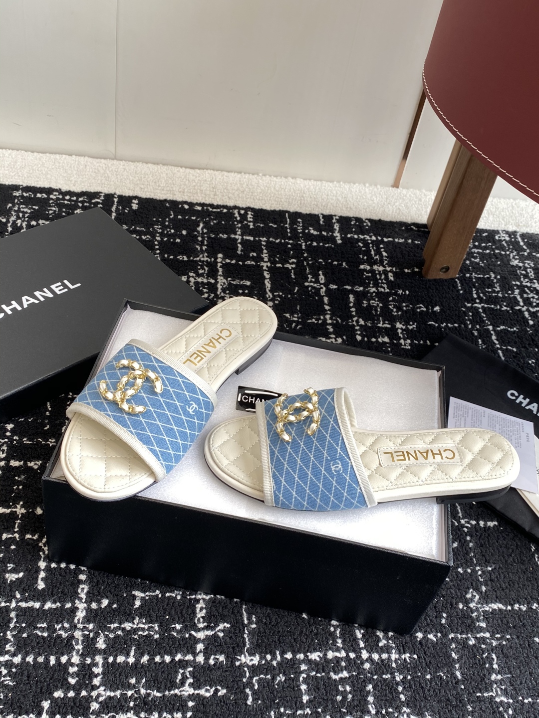 代购级
Chanel 小香 25ss 春夏新品度假 懒人拖 鞋

小香的一款全新设计 鞋面原版开模特殊布