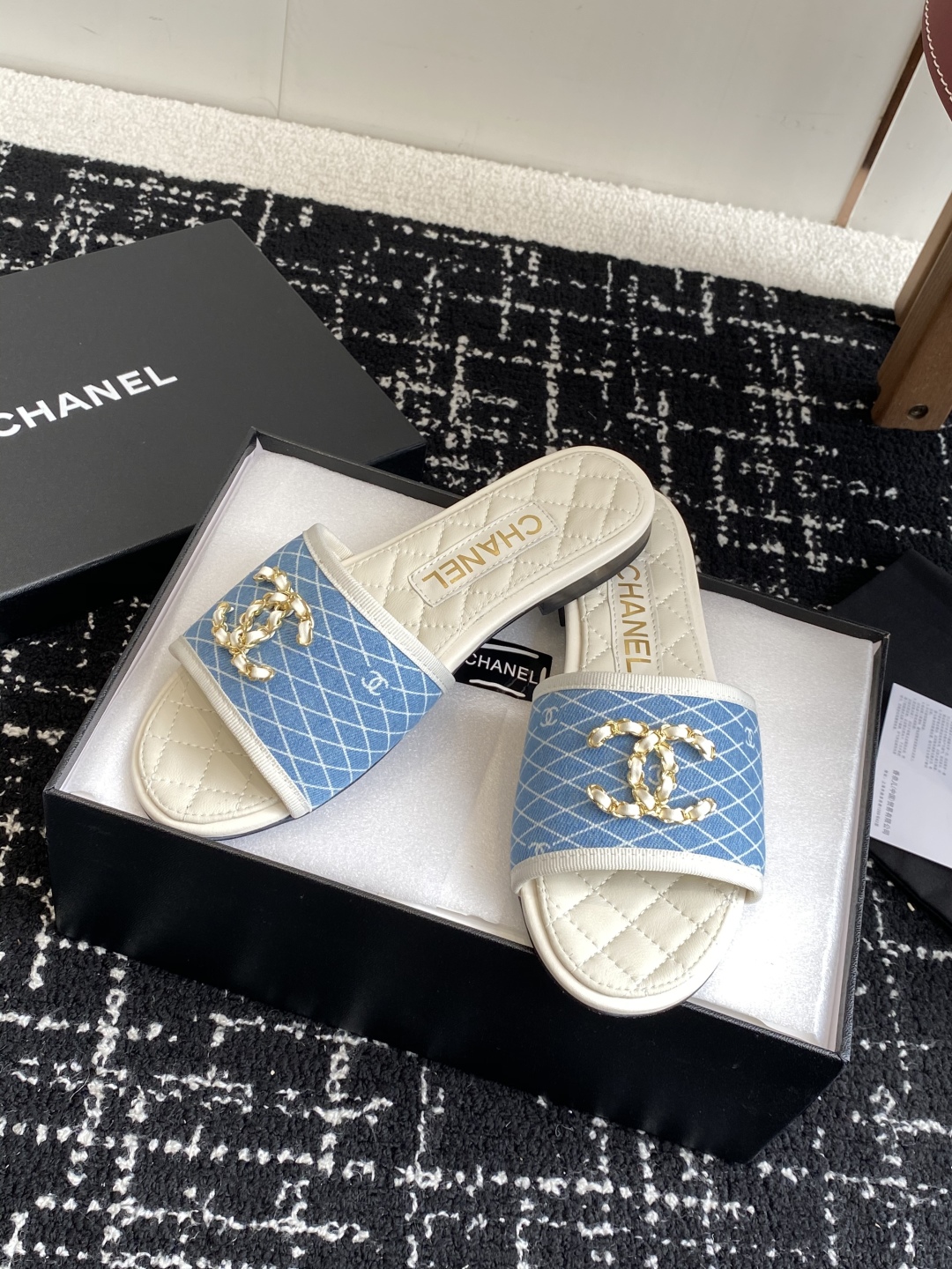 代购级
Chanel 小香 25ss 春夏新品度假 懒人拖 鞋

小香的一款全新设计 鞋面原版开模特殊布
