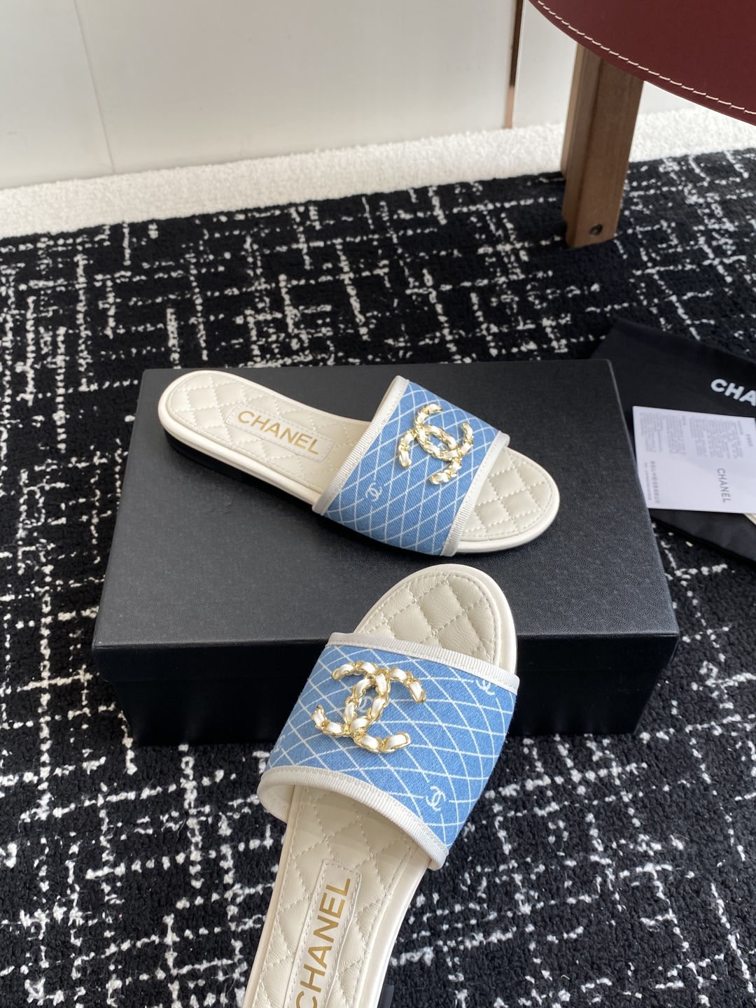 代购级
Chanel 小香 25ss 春夏新品度假 懒人拖 鞋

小香的一款全新设计 鞋面原版开模特殊布