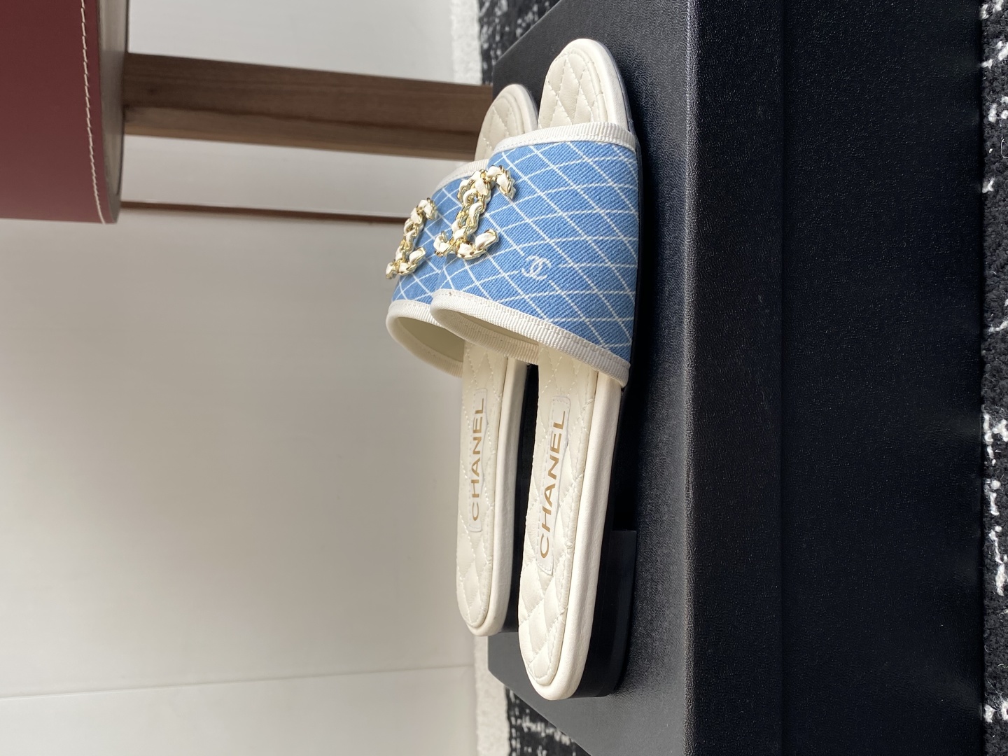 代购级
Chanel 小香 25ss 春夏新品度假 懒人拖 鞋

小香的一款全新设计 鞋面原版开模特殊布