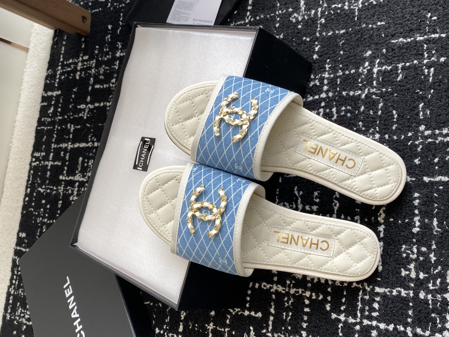 代购级
Chanel 小香 25ss 春夏新品度假 懒人拖 鞋

小香的一款全新设计 鞋面原版开模特殊布