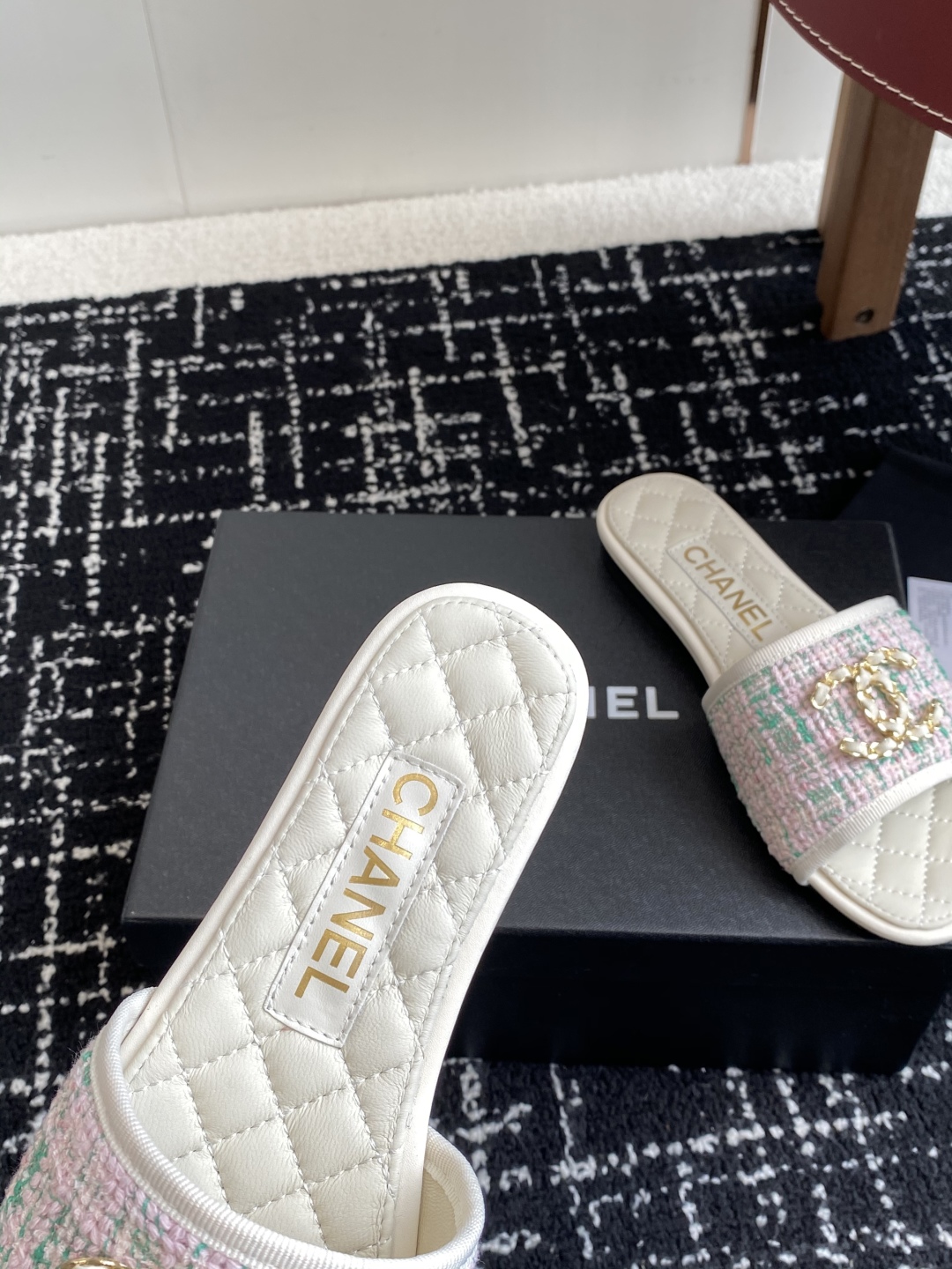 代购级
Chanel 小香 25ss 春夏新品度假 懒人拖 鞋

小香的一款全新设计 鞋面原版开模特殊布
