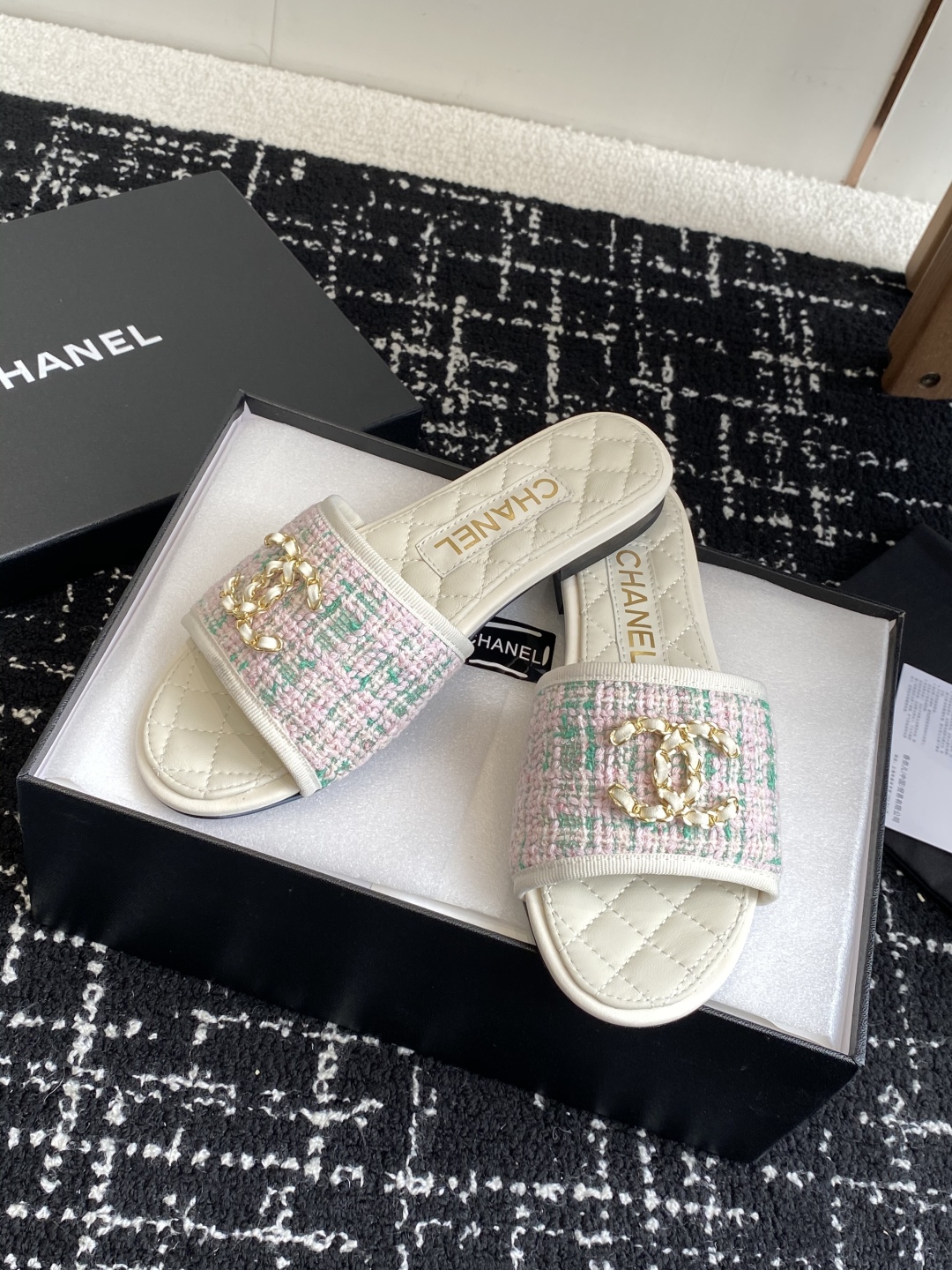 代购级
Chanel 小香 25ss 春夏新品度假 懒人拖 鞋

小香的一款全新设计 鞋面原版开模特殊布