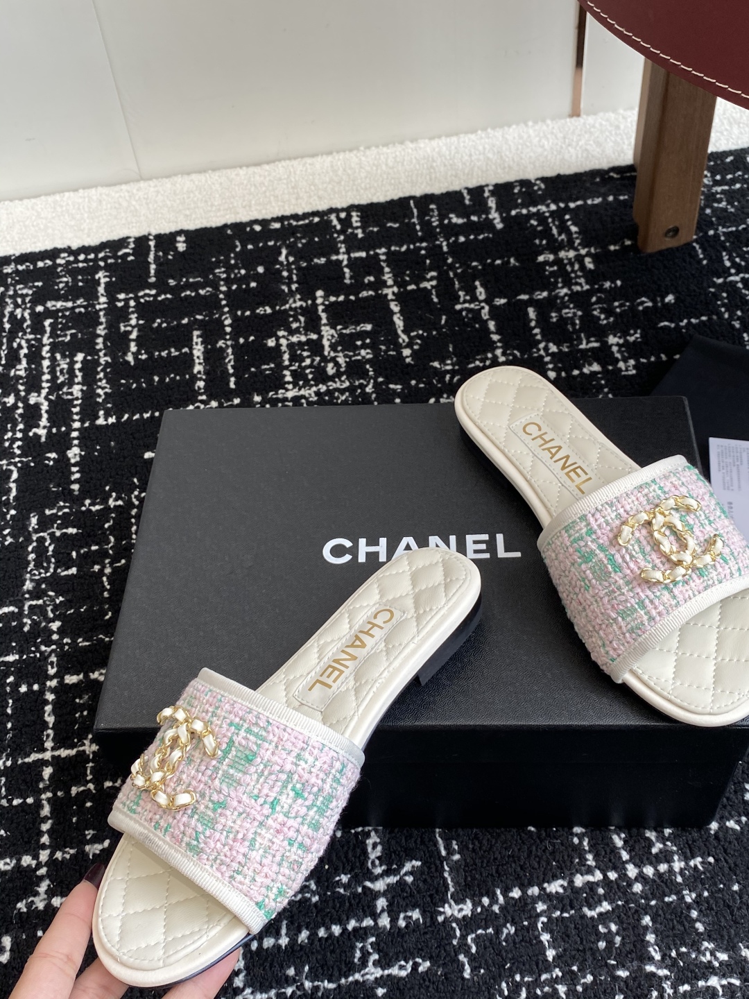 代购级
Chanel 小香 25ss 春夏新品度假 懒人拖 鞋

小香的一款全新设计 鞋面原版开模特殊布