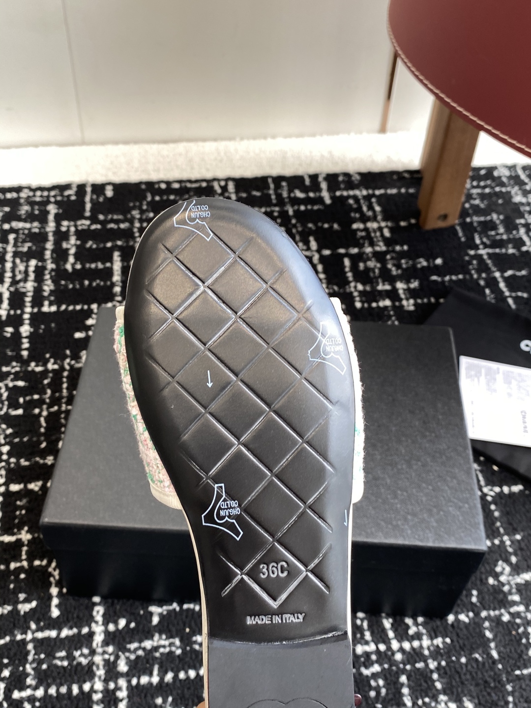 代购级
Chanel 小香 25ss 春夏新品度假 懒人拖 鞋

小香的一款全新设计 鞋面原版开模特殊布