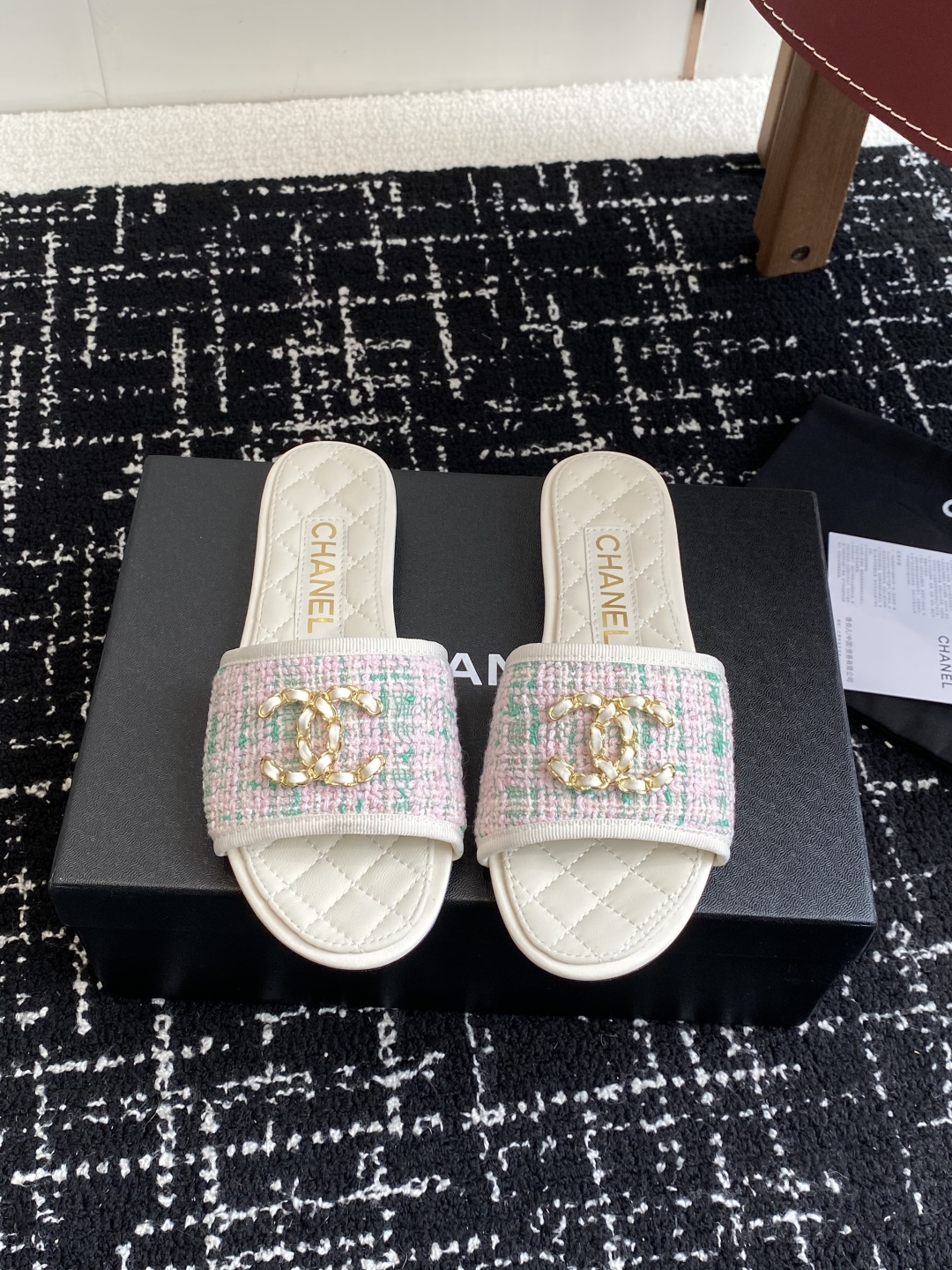 代购级
Chanel 小香 25ss 春夏新品度假 懒人拖 鞋

小香的一款全新设计 鞋面原版开模特殊布