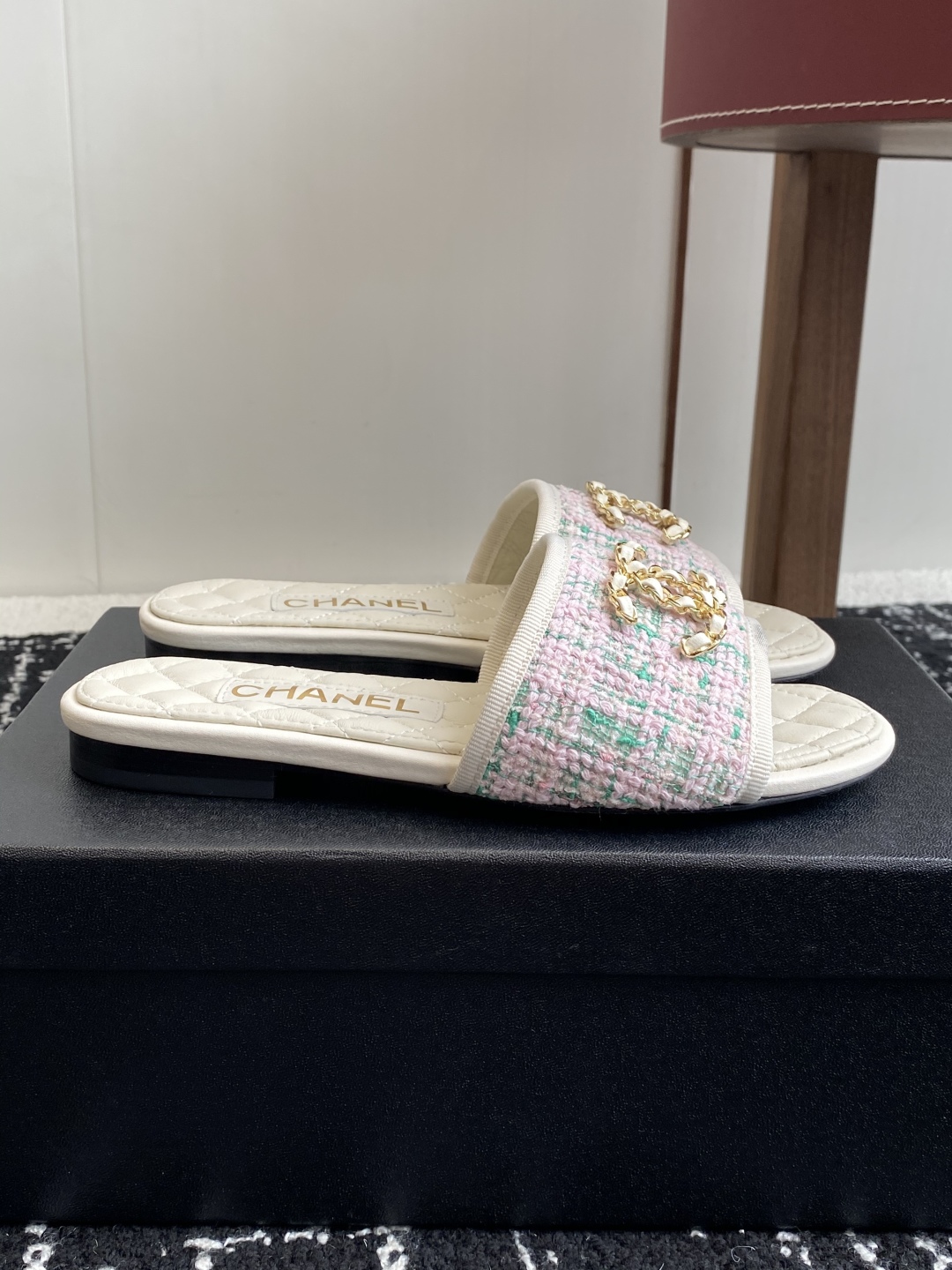 代购级
Chanel 小香 25ss 春夏新品度假 懒人拖 鞋

小香的一款全新设计 鞋面原版开模特殊布