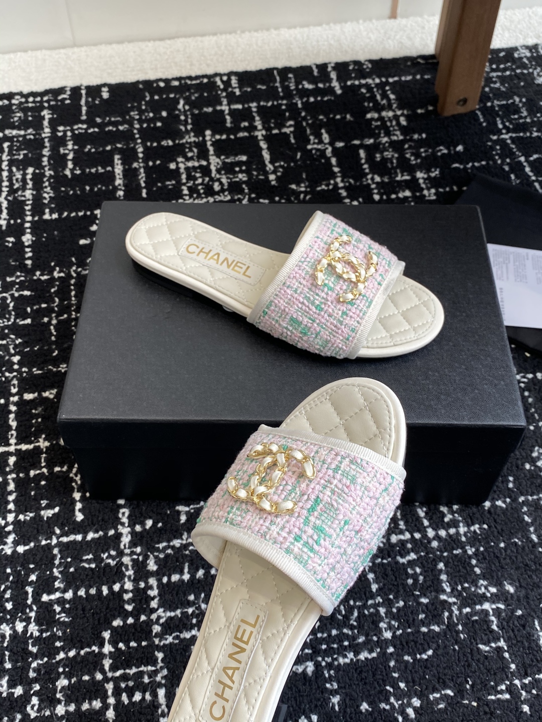 代购级
Chanel 小香 25ss 春夏新品度假 懒人拖 鞋

小香的一款全新设计 鞋面原版开模特殊布