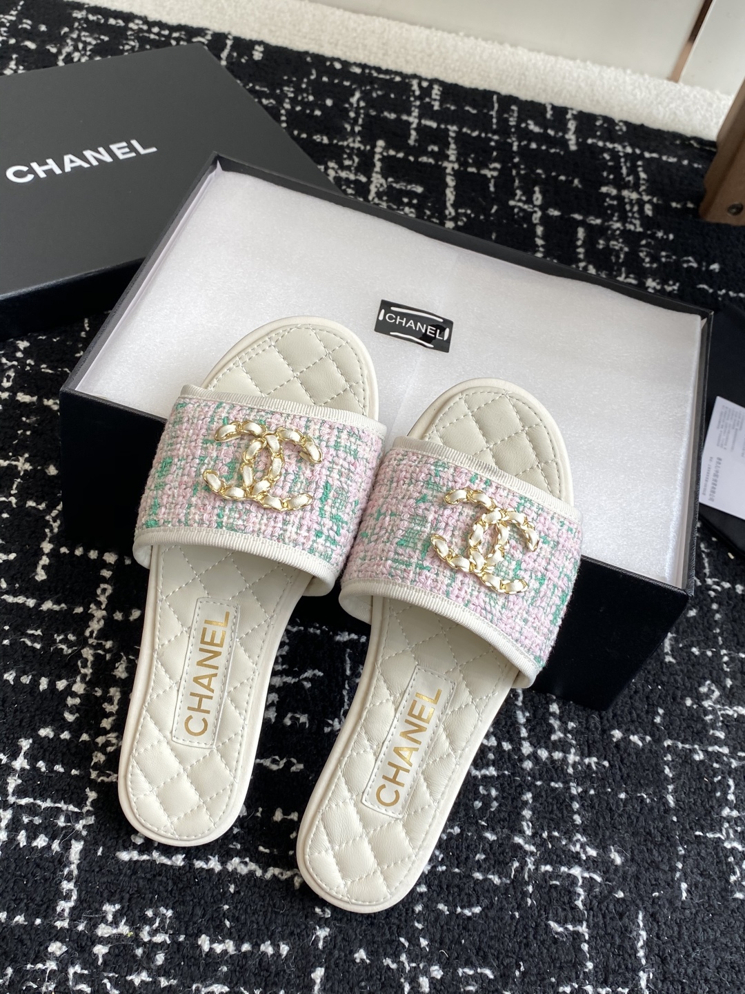 代购级
Chanel 小香 25ss 春夏新品度假 懒人拖 鞋

小香的一款全新设计 鞋面原版开模特殊布