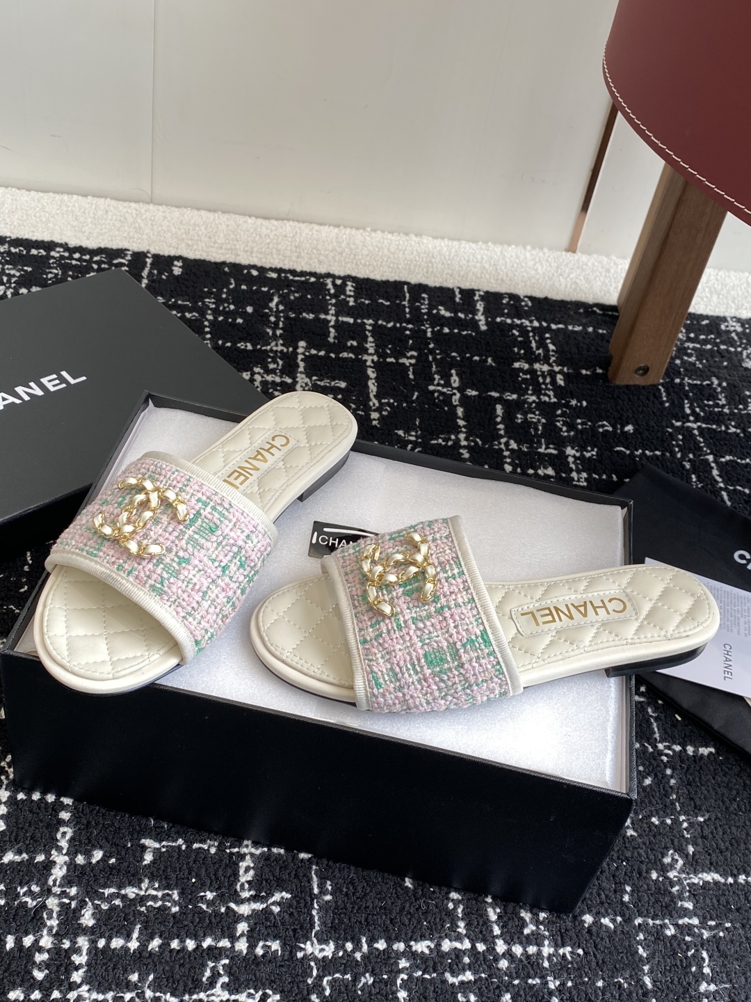 代购级
Chanel 小香 25ss 春夏新品度假 懒人拖 鞋

小香的一款全新设计 鞋面原版开模特殊布