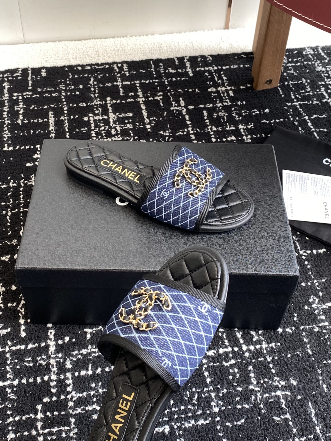 代购级
Chanel 小香 25ss 春夏新品度假 懒人拖 鞋

小香的一款全新设计 鞋面原版开模特殊布
