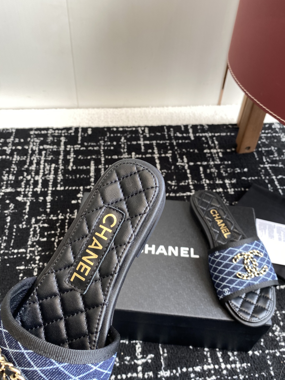 代购级
Chanel 小香 25ss 春夏新品度假 懒人拖 鞋

小香的一款全新设计 鞋面原版开模特殊布