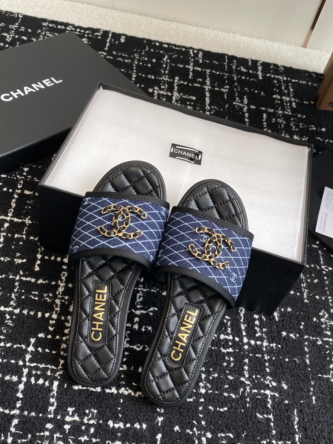 代购级
Chanel 小香 25ss 春夏新品度假 懒人拖 鞋

小香的一款全新设计 鞋面原版开模特殊布